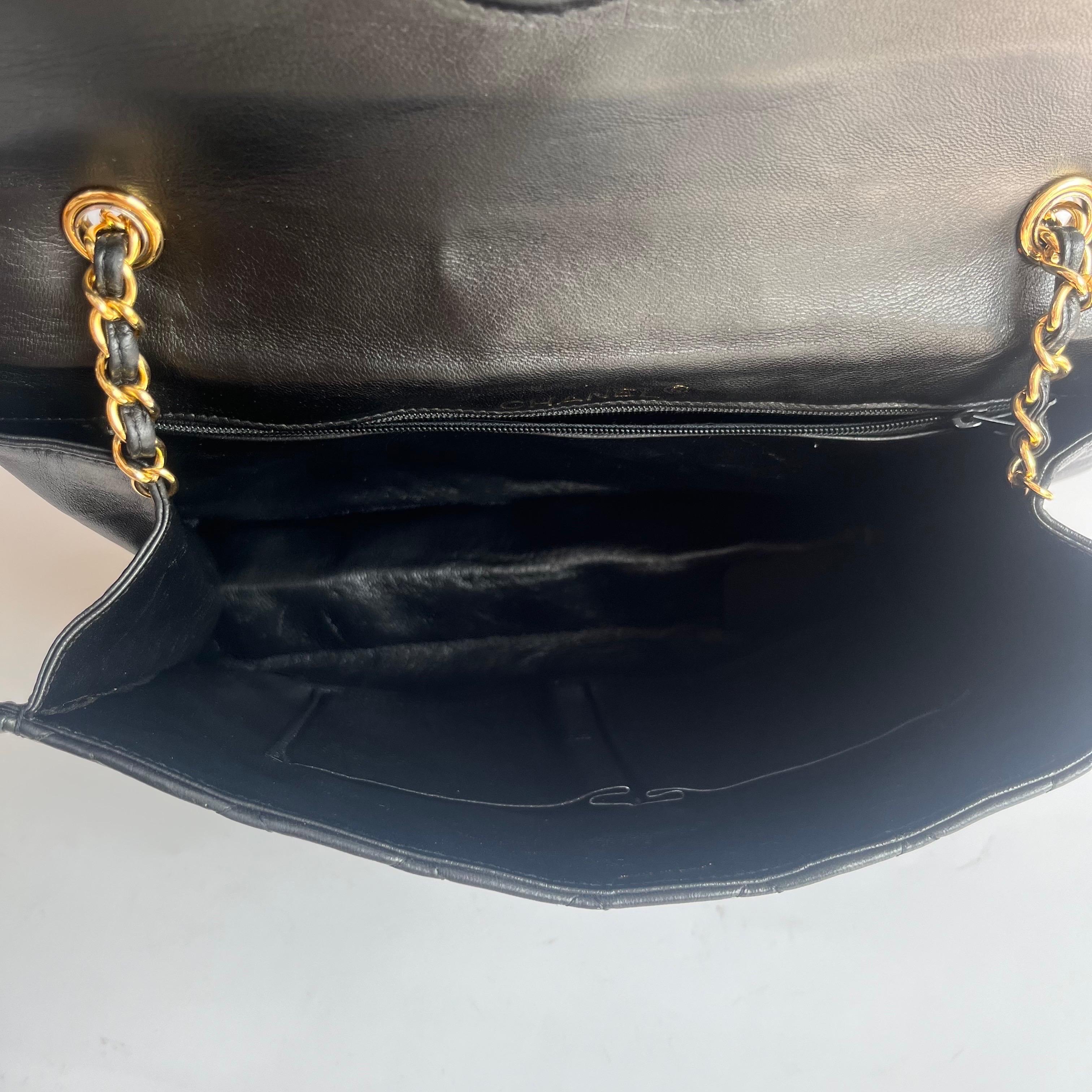 Chanel Vintage Flapbag mit goldenem Logo-Verschluss Schwarzes Lammleder im Angebot 13
