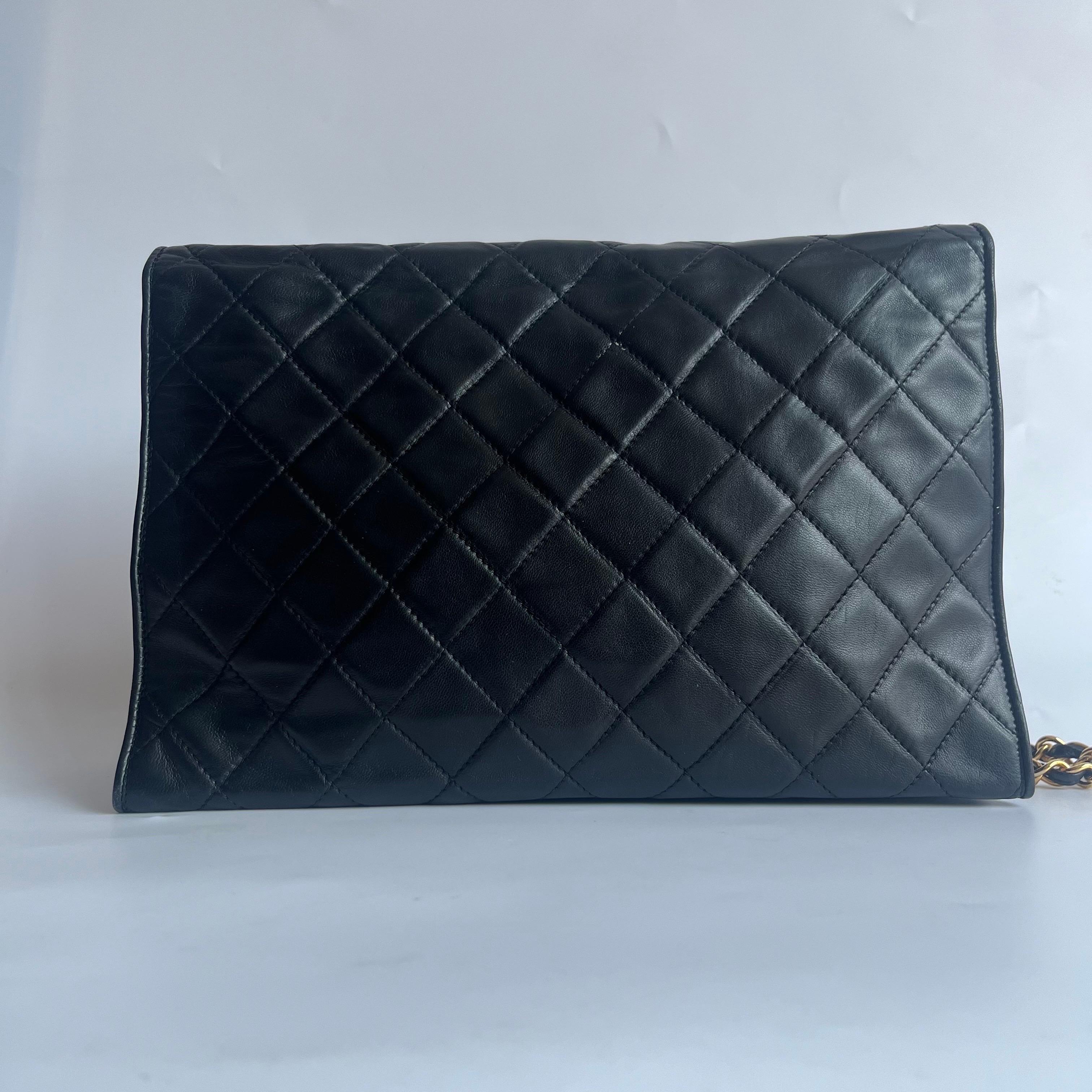 Diese einmalige Chanel Classic Flap Vintage Tasche strahlt Raffinesse und zeitlose Eleganz aus. Sie ist aus luxuriösem schwarzem Lammleder gefertigt und mit 24-karätigen Goldbeschlägen verziert. Diese Tasche ist wirklich ein Stück Luxus, das es wert