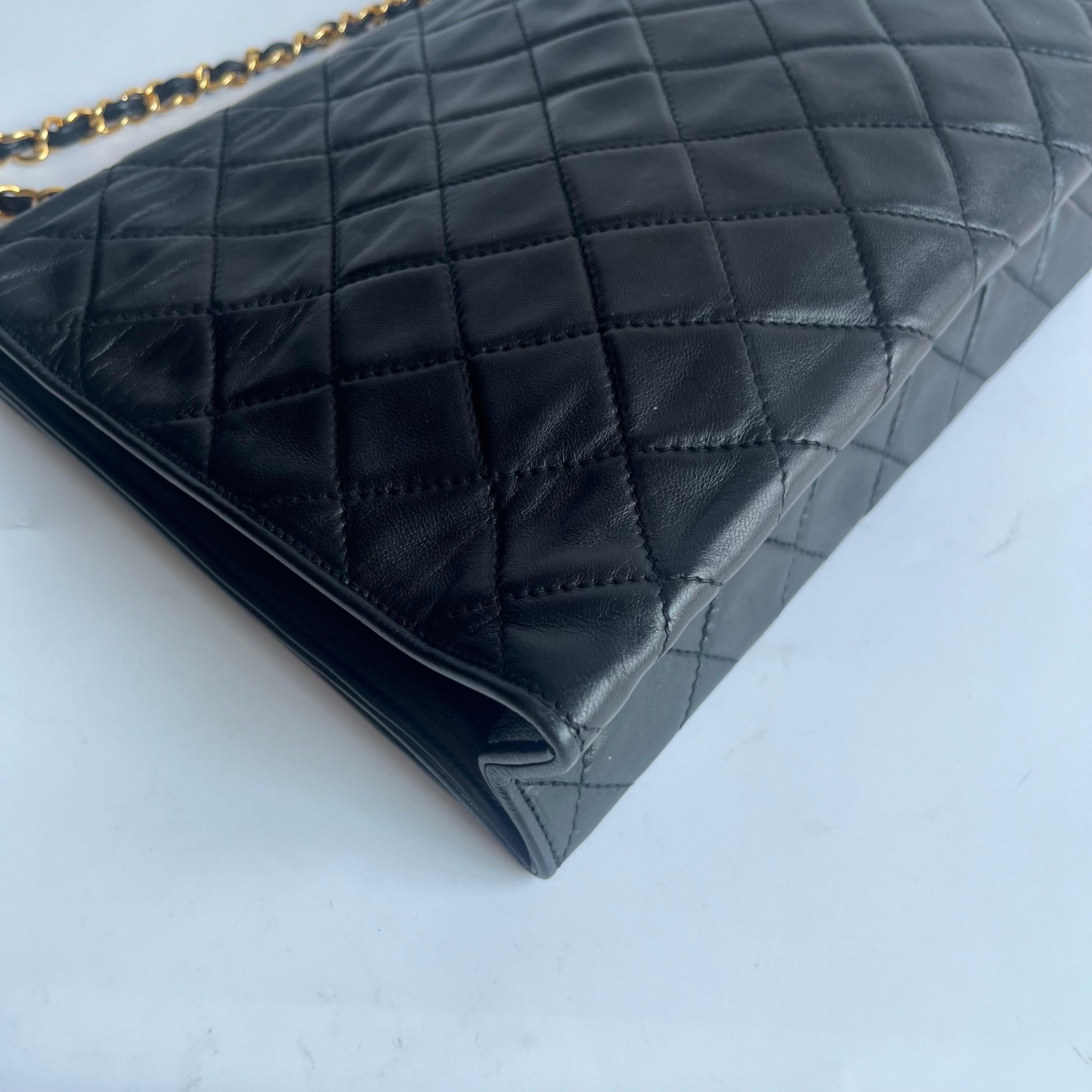 Chanel Vintage Flapbag mit goldenem Logo-Verschluss Schwarzes Lammleder im Zustand „Gut“ im Angebot in AUBERVILLIERS, FR