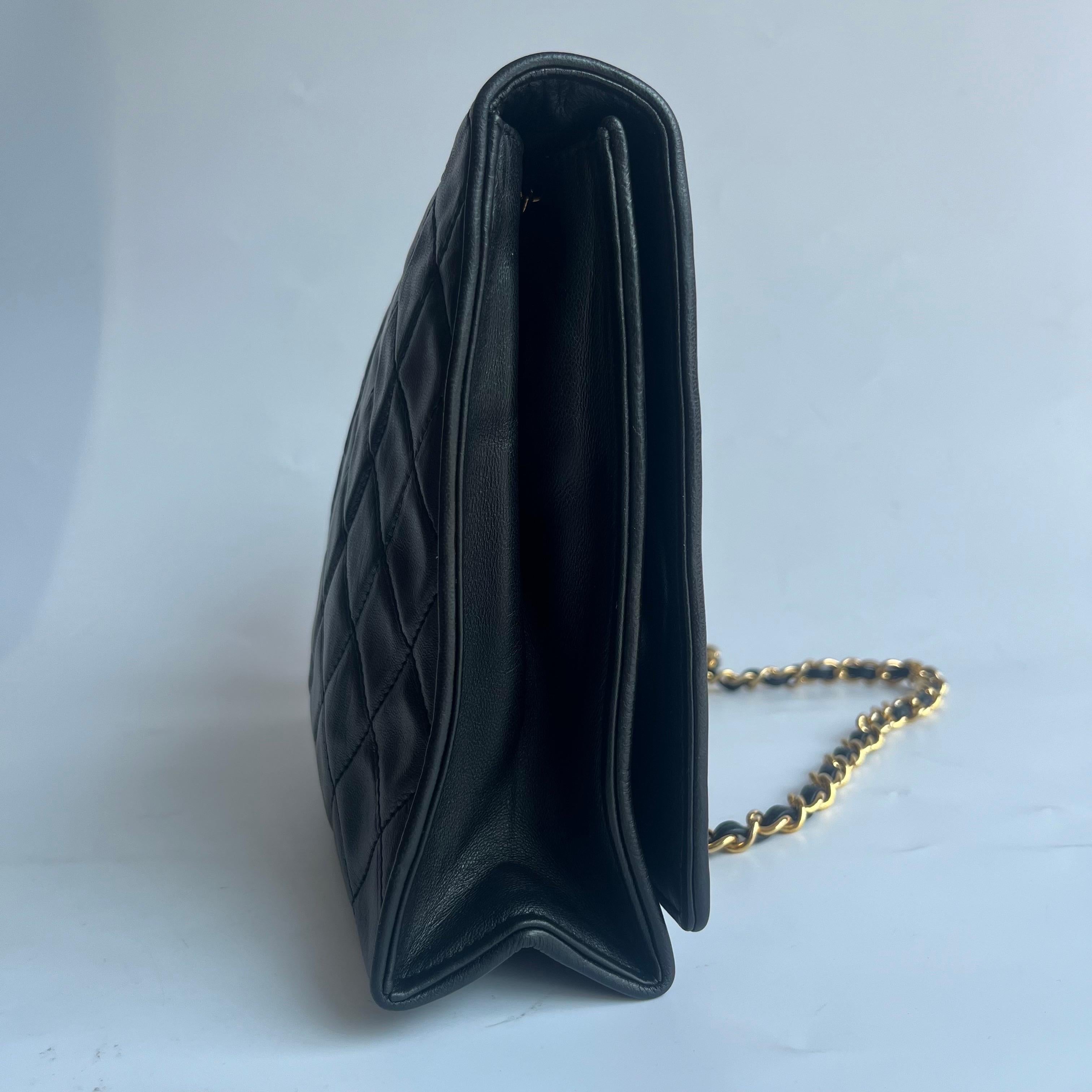 Chanel Vintage Flapbag mit goldenem Logo-Verschluss Schwarzes Lammleder im Angebot 1
