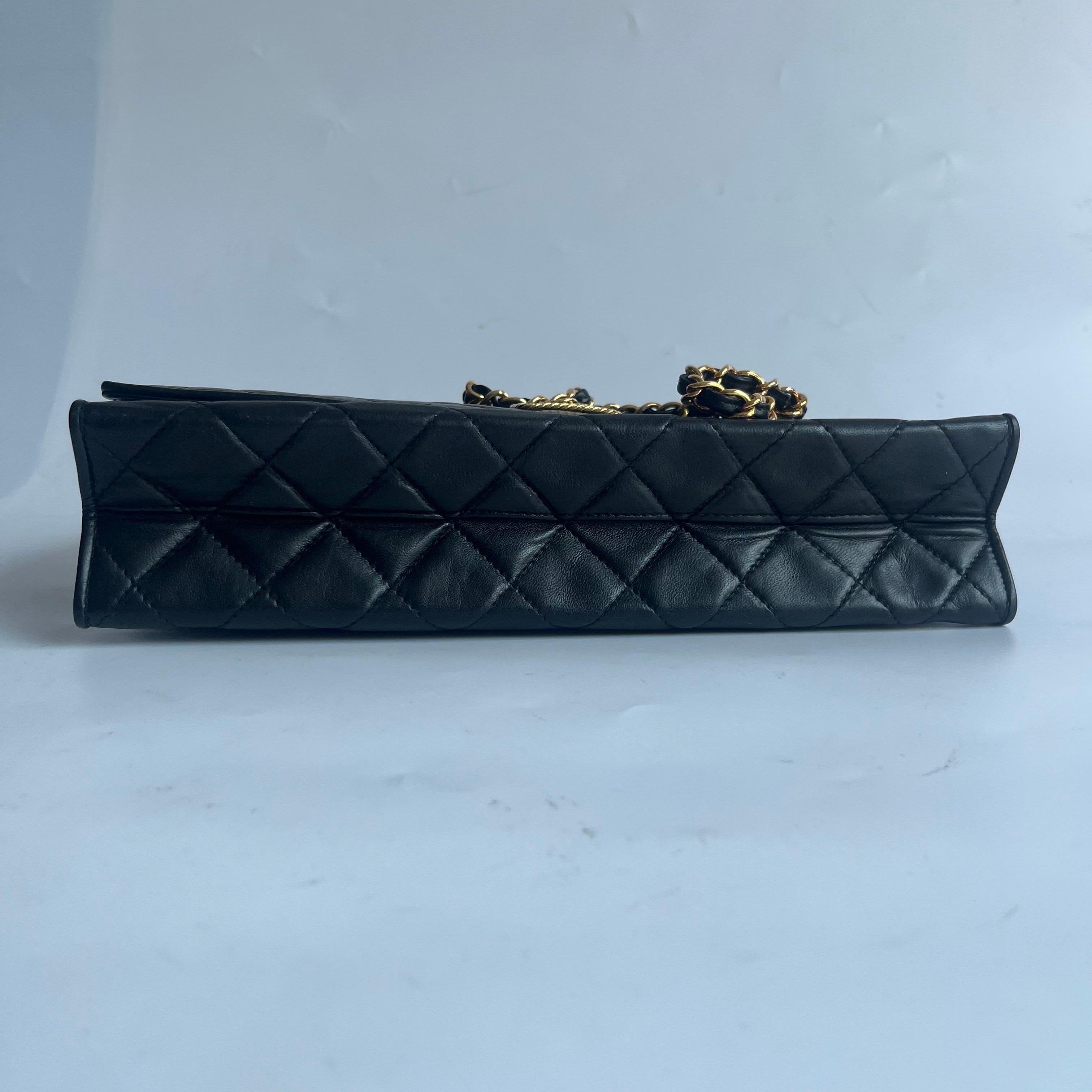Chanel Vintage Flapbag mit goldenem Logo-Verschluss Schwarzes Lammleder im Angebot 2