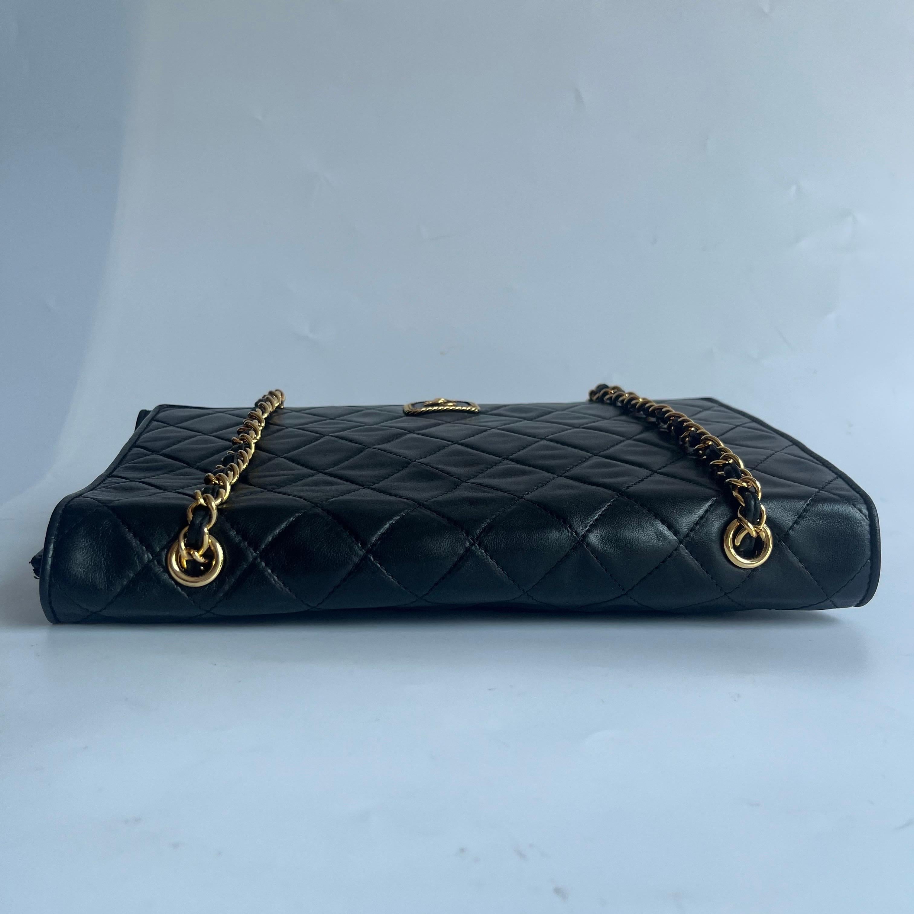 Chanel Vintage Flapbag mit goldenem Logo-Verschluss Schwarzes Lammleder im Angebot 3