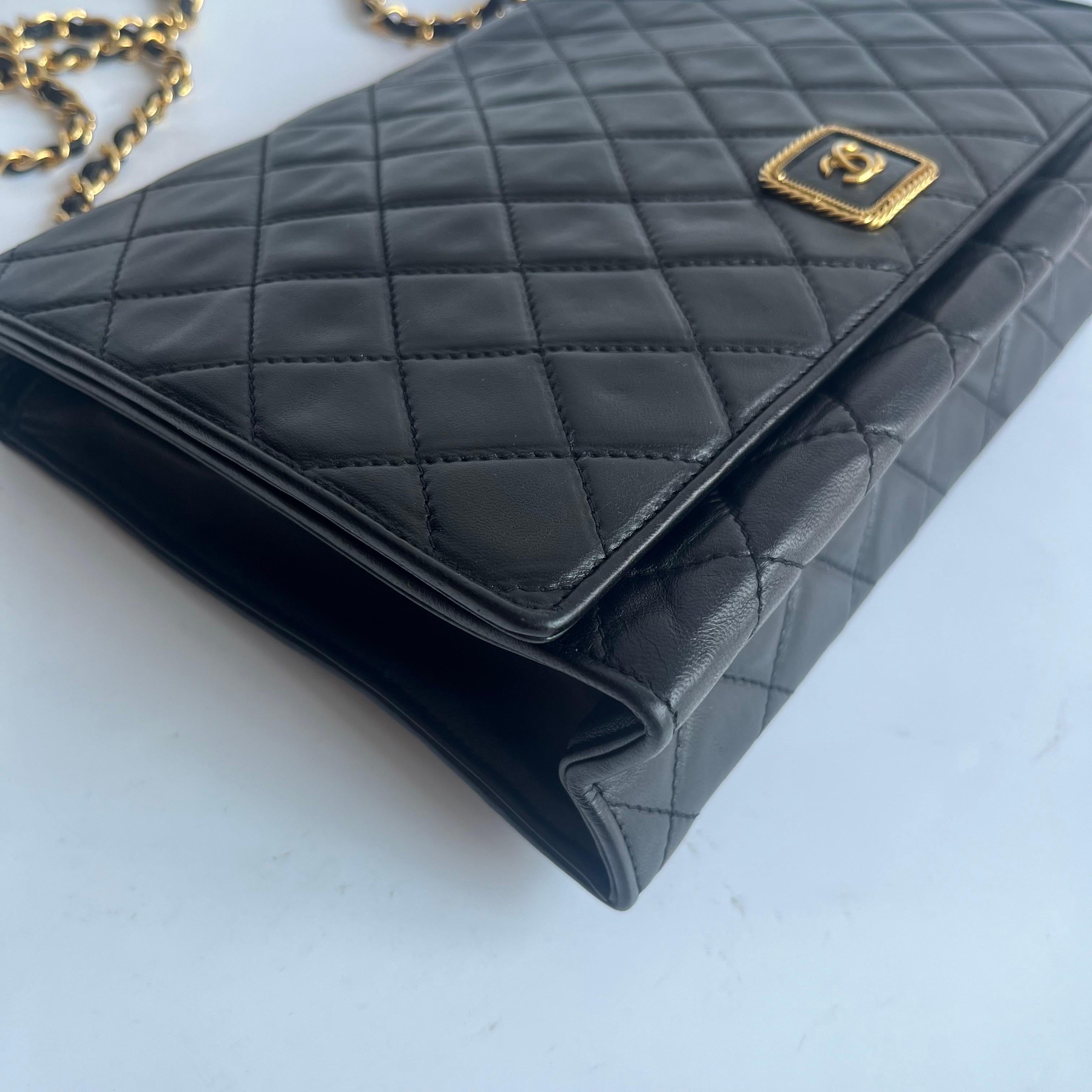 Chanel Vintage Flapbag mit goldenem Logo-Verschluss Schwarzes Lammleder im Angebot 4