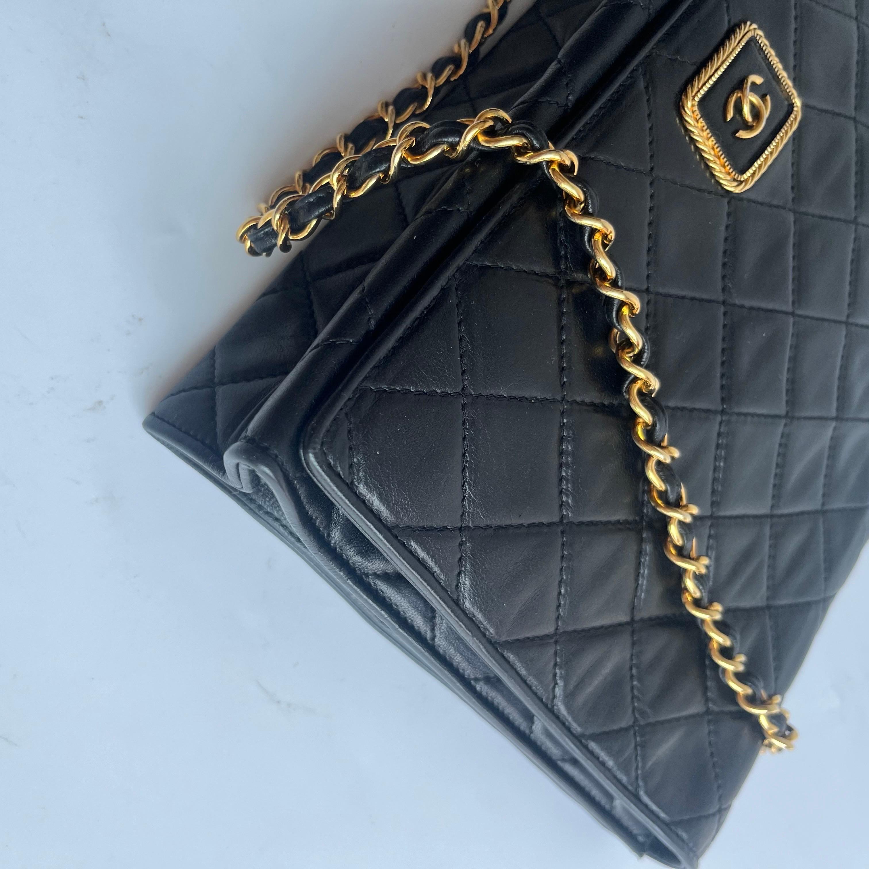 Chanel Vintage Flapbag mit goldenem Logo-Verschluss Schwarzes Lammleder im Angebot 5