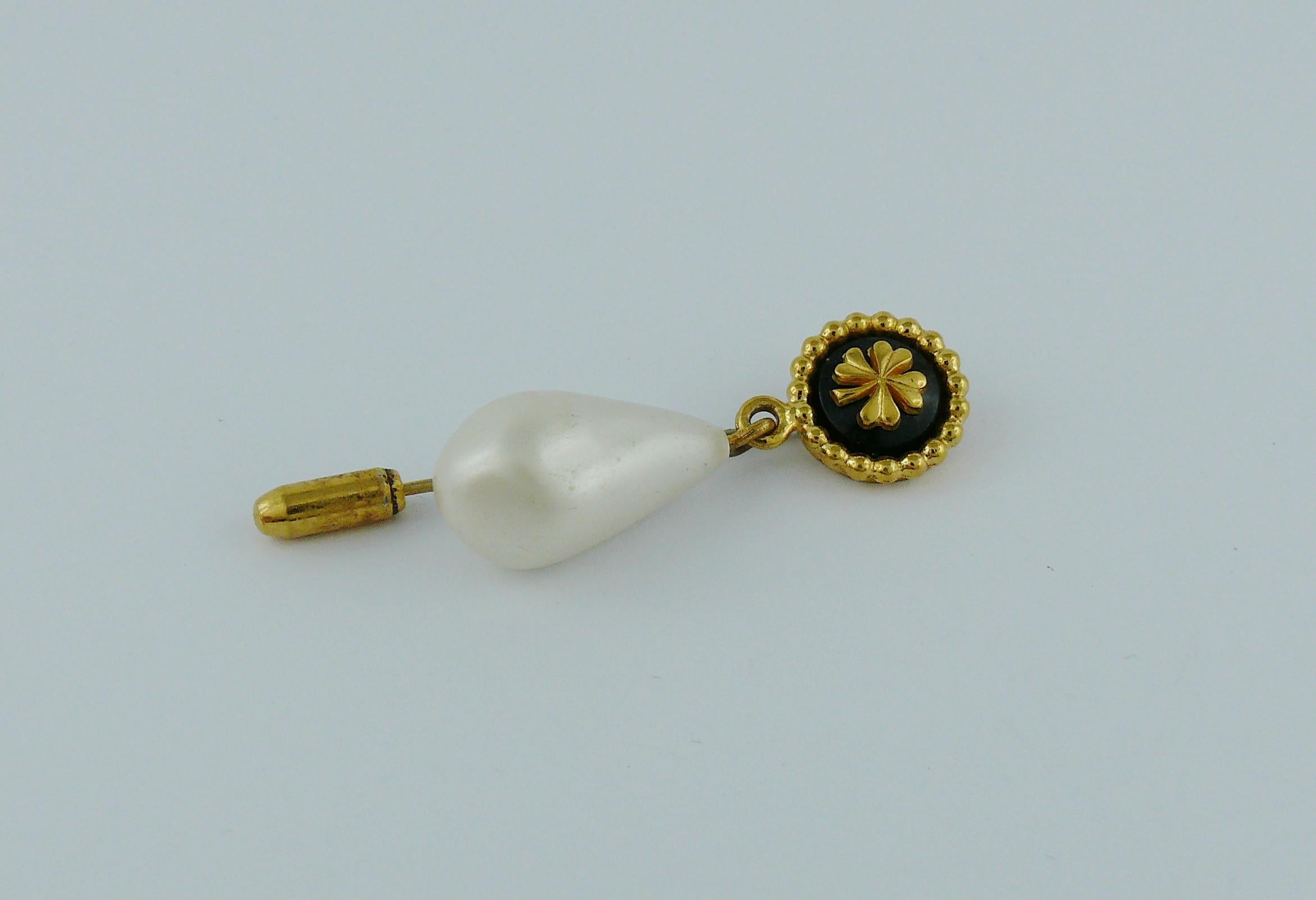 Chanel Vintage Four Leaf Clover and Pearl Lapel Pin In Fair Condition In Nice, FR