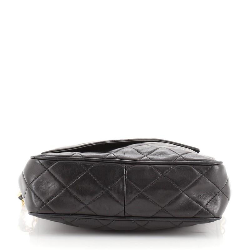 Chanel Vintage Front Pocket Kameratasche aus gestepptem Lammfell Klein im Zustand „Gut“ in NY, NY