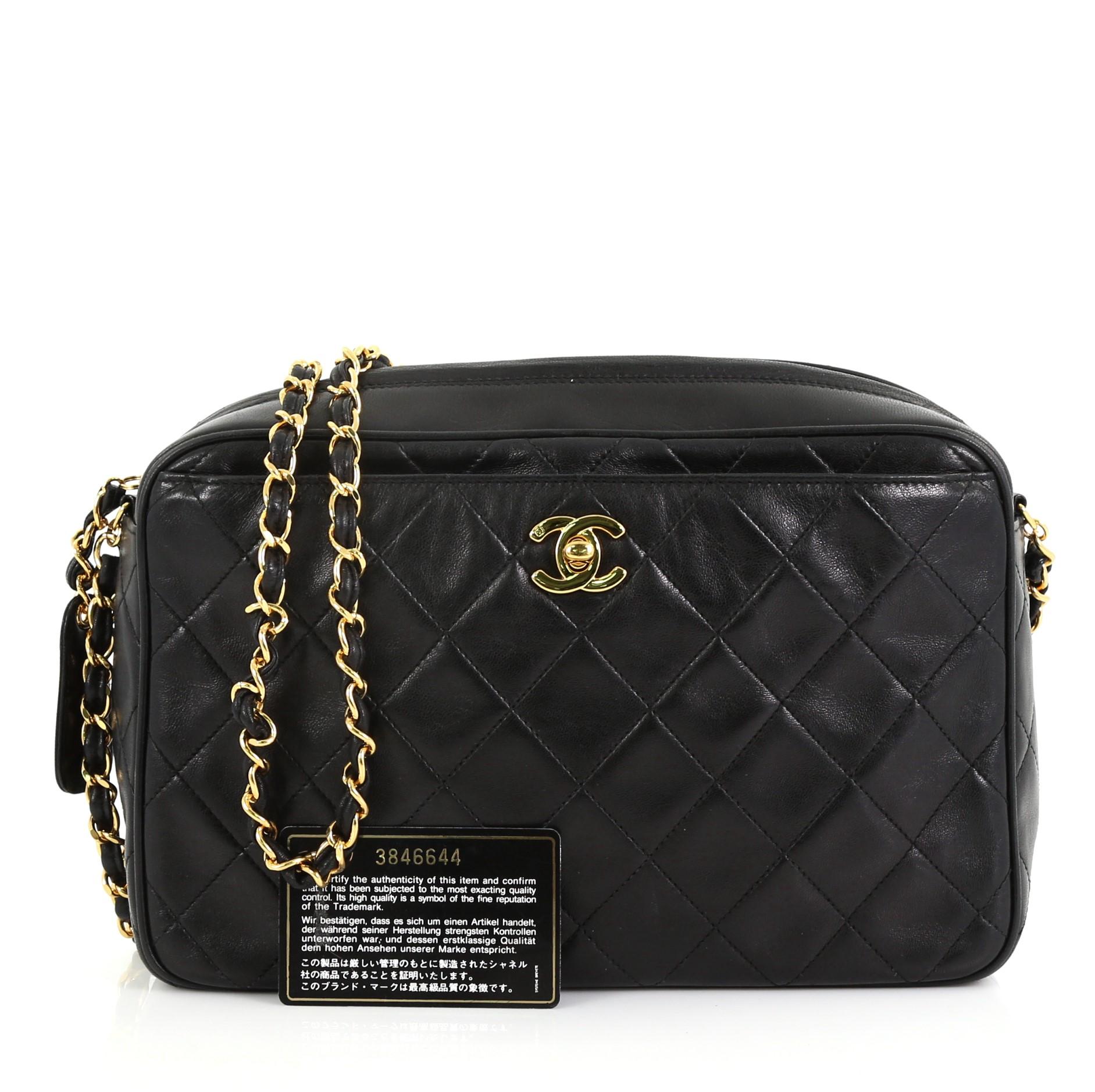 This Chanel Vintage Front Pocket Camera Bag Quilted Leather Large, crafted in black quilted leather, features woven-in leather chain link strap, front pocket with CC turn-lock closure and gold-tone hardware. Its top zip closure opens to a black