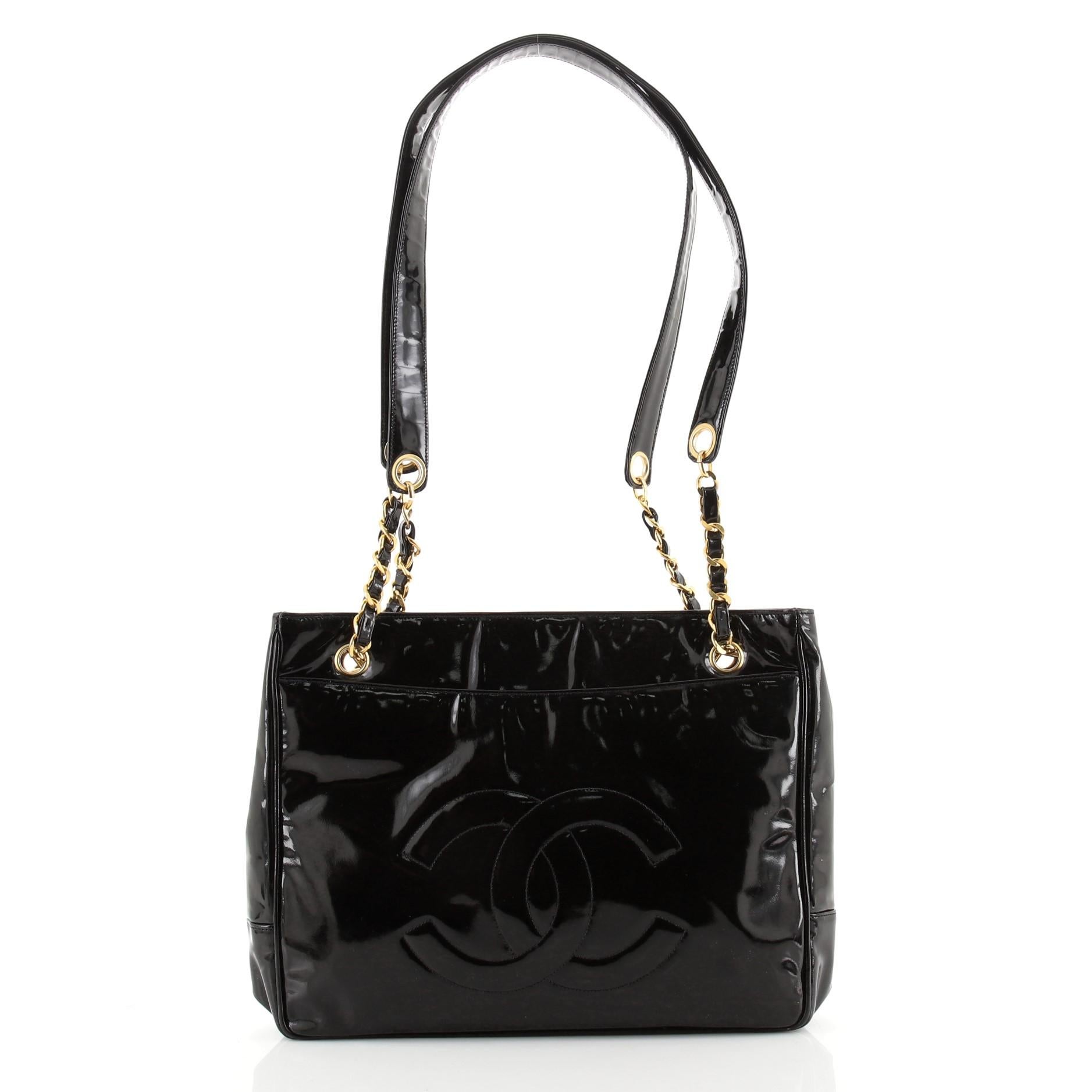 Chanel Vintage Front Pocket Kette Tote Patent Medium
Schwarzer Lack

Zustand Details: Starke Gebrauchsspuren, Schrammen, Knicke und Glanzverluste an der Außenseite, den Griffen, unter der vorderen Taschenklappe und im Inneren. Mäßiges Abblättern an