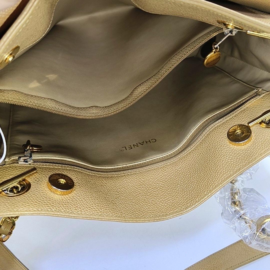 Chanel Vintage Front Pocket Tote Beige Caviar Leather Double Gold Chain For Sale 1