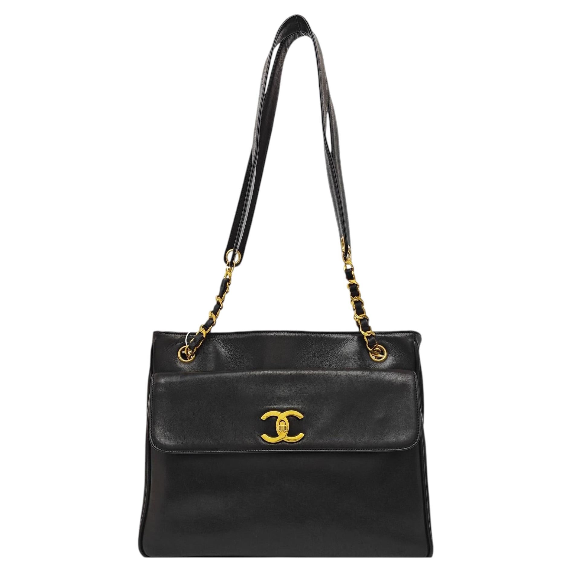 Chanel Vintage-Tasche mit Fronttasche aus schokoladenbraunem Leder und doppelter goldener Kette