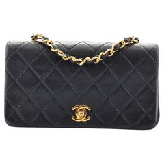 Sac Chanel Vintage à rabat complet en cuir d
agneau matelassé Mini