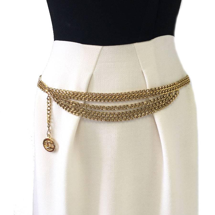 Chanel vintage gilded metal chain belt. It ends with a CC in a circle.

In good condition. The gilding is passed on the whole of the accessory. Vintage belt

Dimensions: total length: 97 cm, worn: 86 cm, width: 1.5 cm, width of 3 chains: 5 cm.

Will