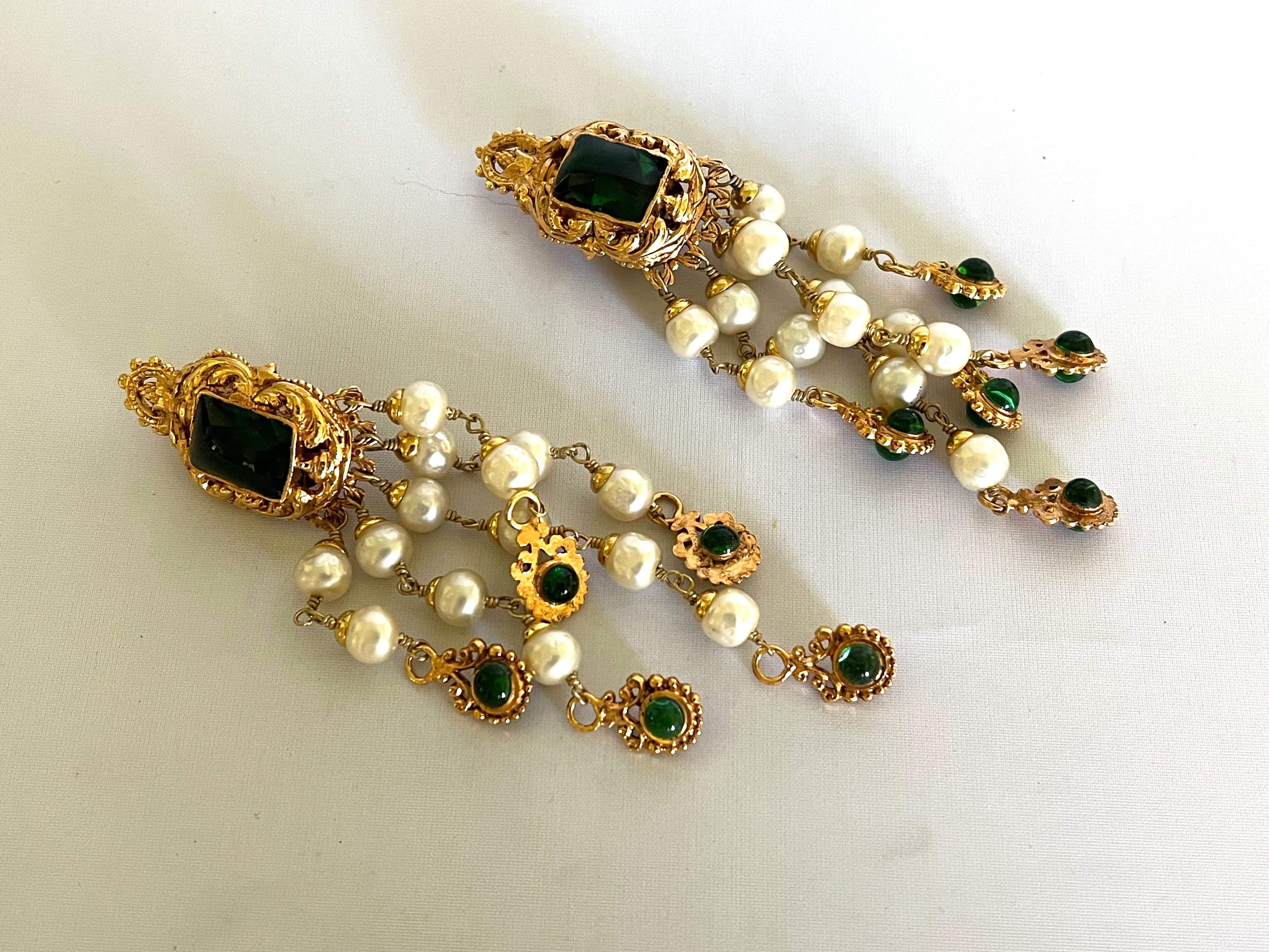 Baroque Chanel Boucles d'oreilles baroques vintage en verre vert doré et perles