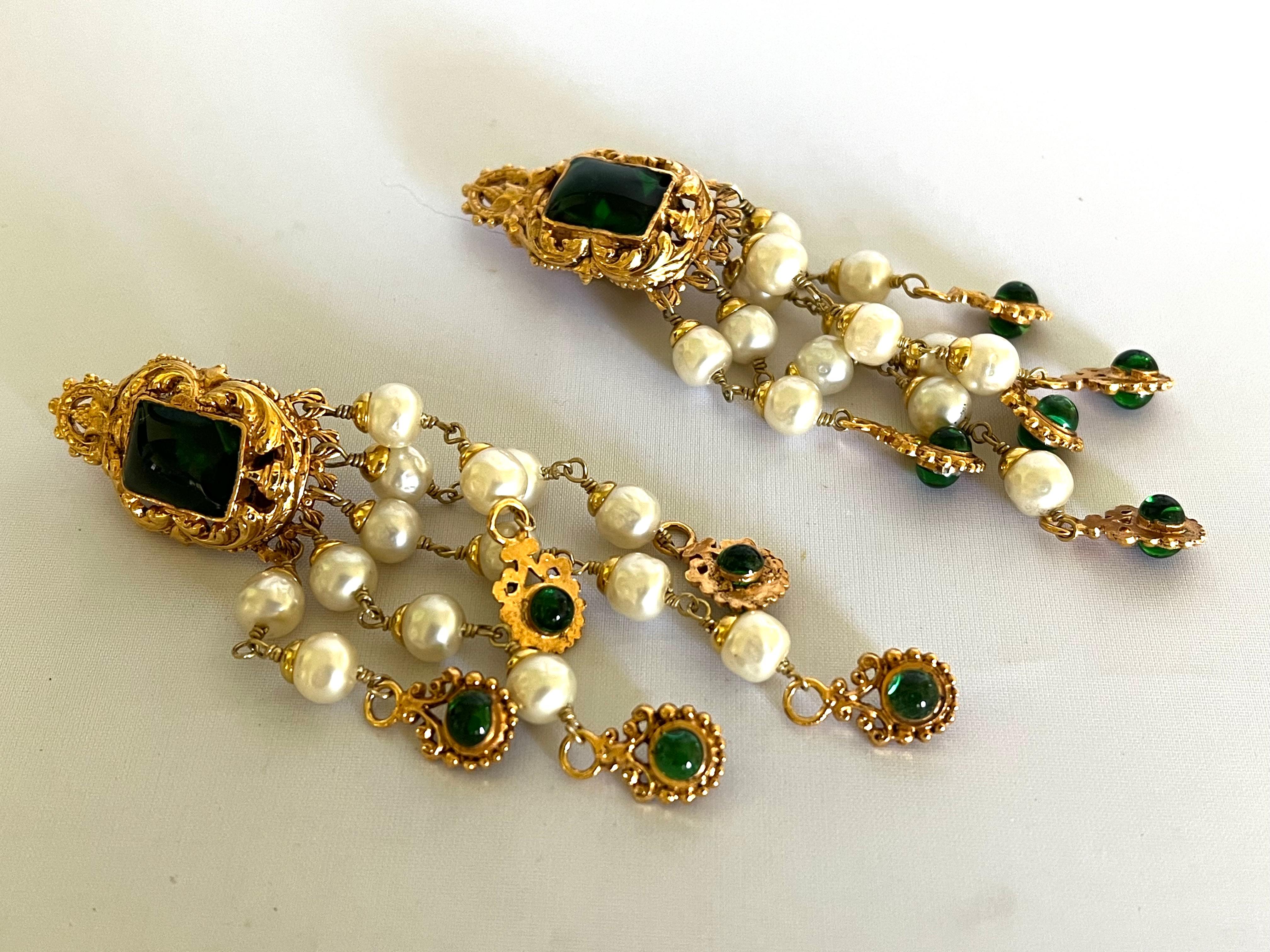 Perle Chanel Boucles d'oreilles baroques vintage en verre vert doré et perles