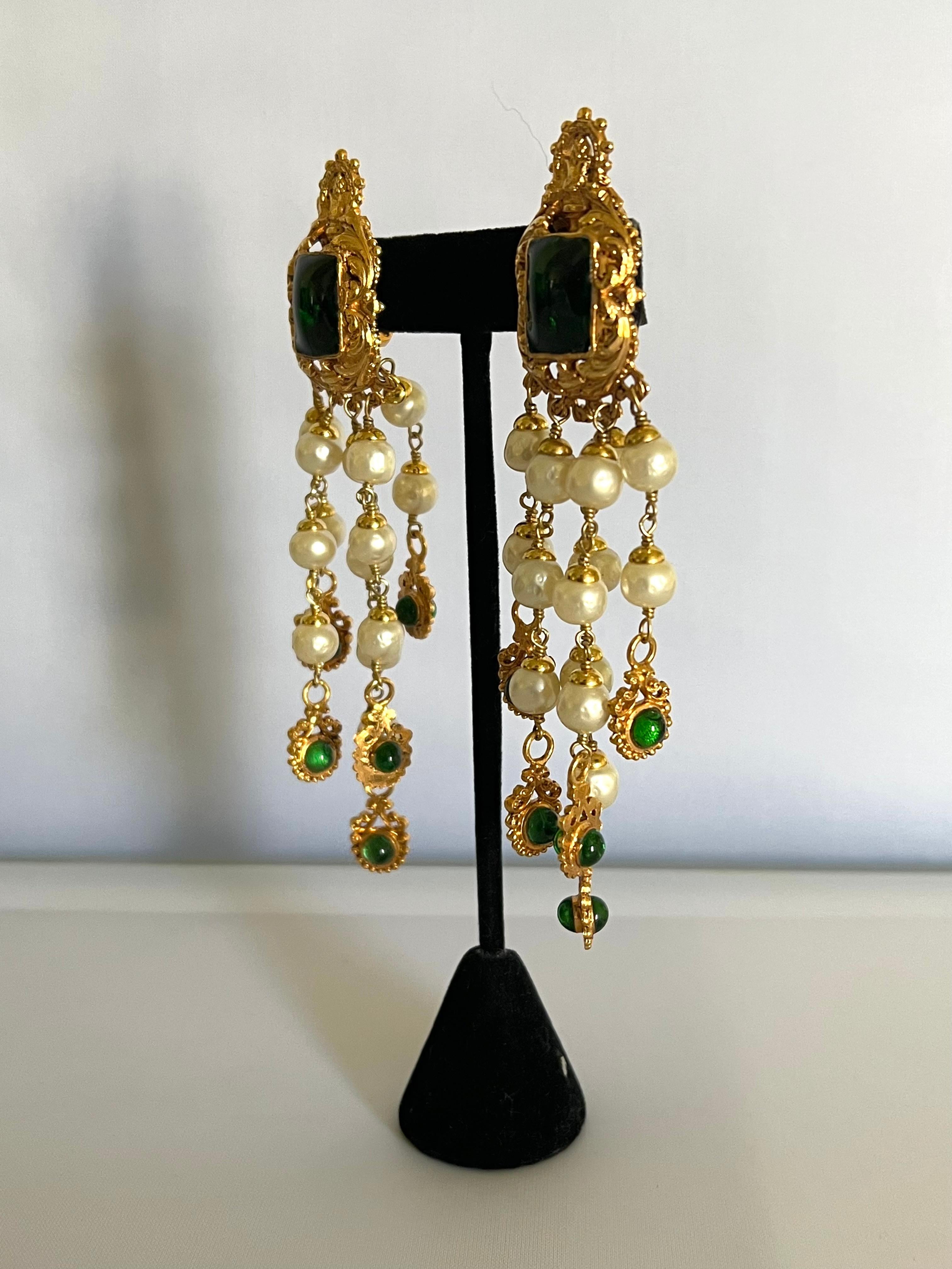 Chanel Boucles d'oreilles baroques vintage en verre vert doré et perles Excellent état à Palm Springs, CA