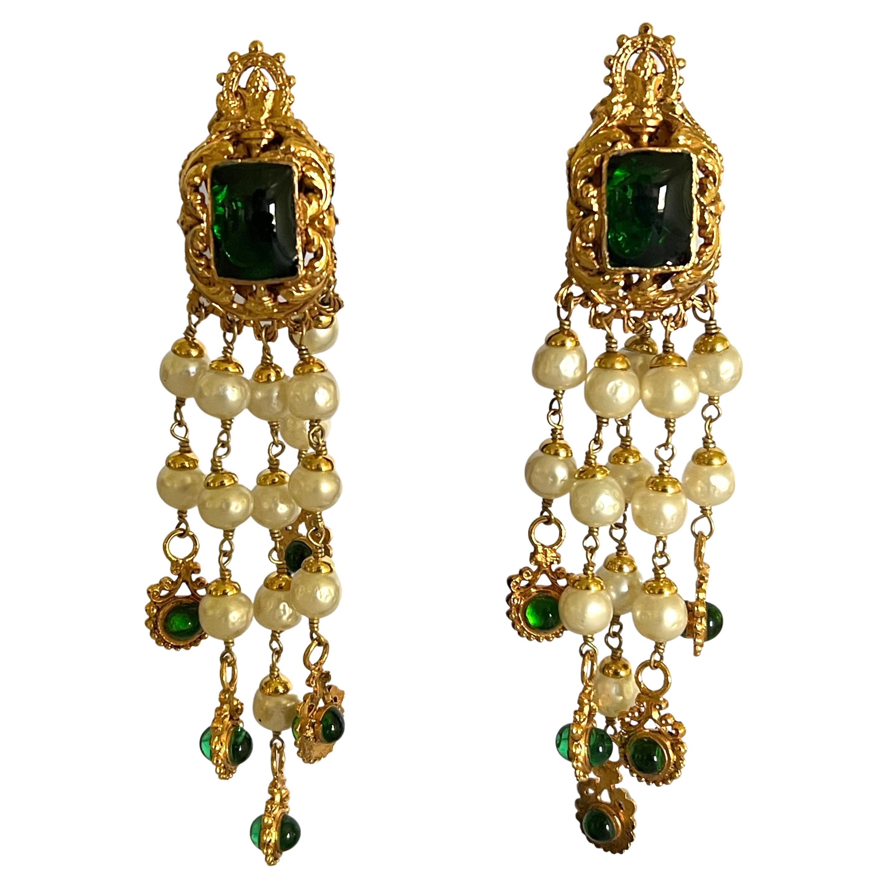 Chanel Boucles d'oreilles baroques vintage en verre vert doré et perles
