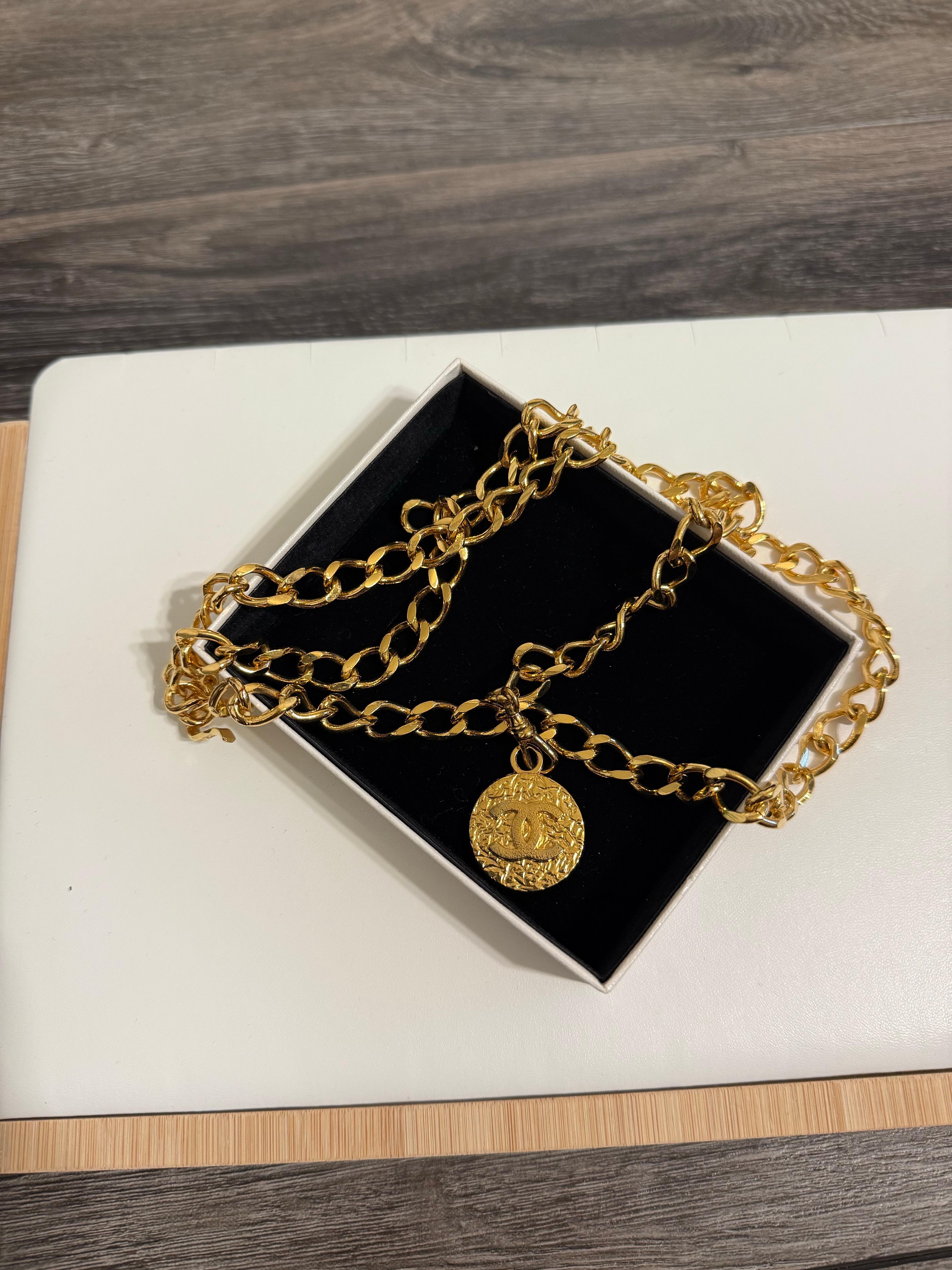 Vintage 1982 Chanel CC coin chain belt 
100% authentic
Made in France
Gold Plated
Measurements approx.: chain length 32
