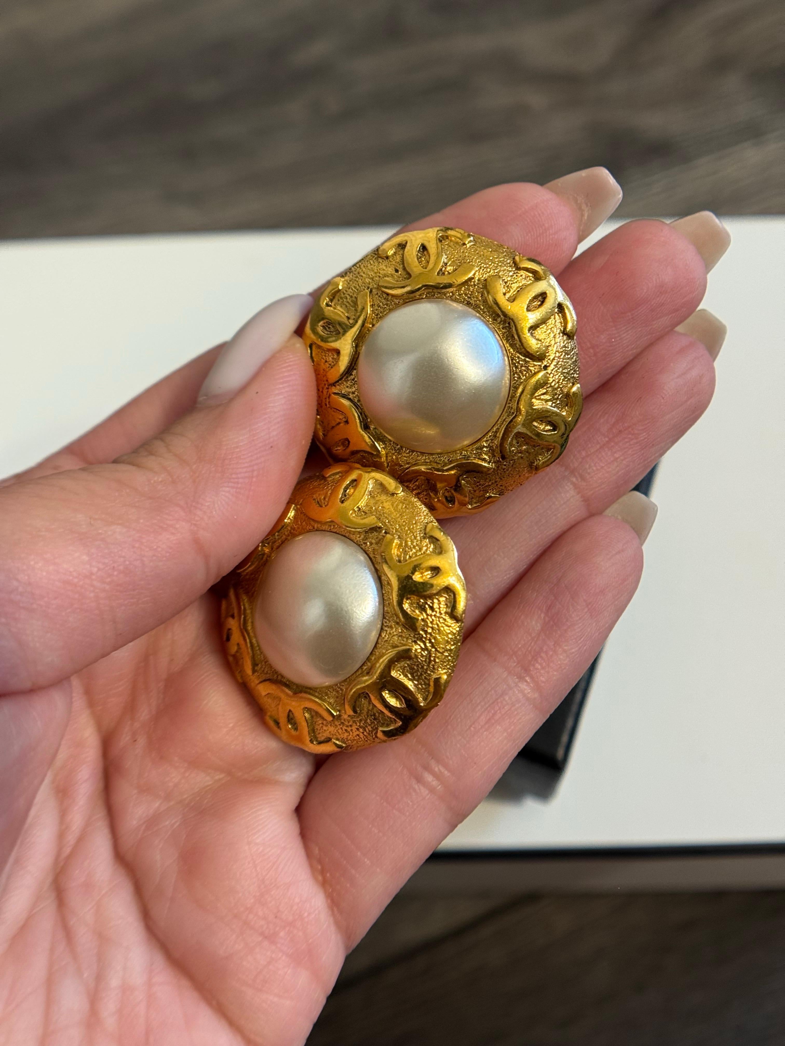 DETAILS:
Hallmark: CHANEL
Made in France
Collection 29
Gold Plated
The earrings are in good condition showing minimal wear
Comes with box

IMPORTANT INFORMATION:
This item is a pre-owned vintage piece and may show signs of wear consistent with its