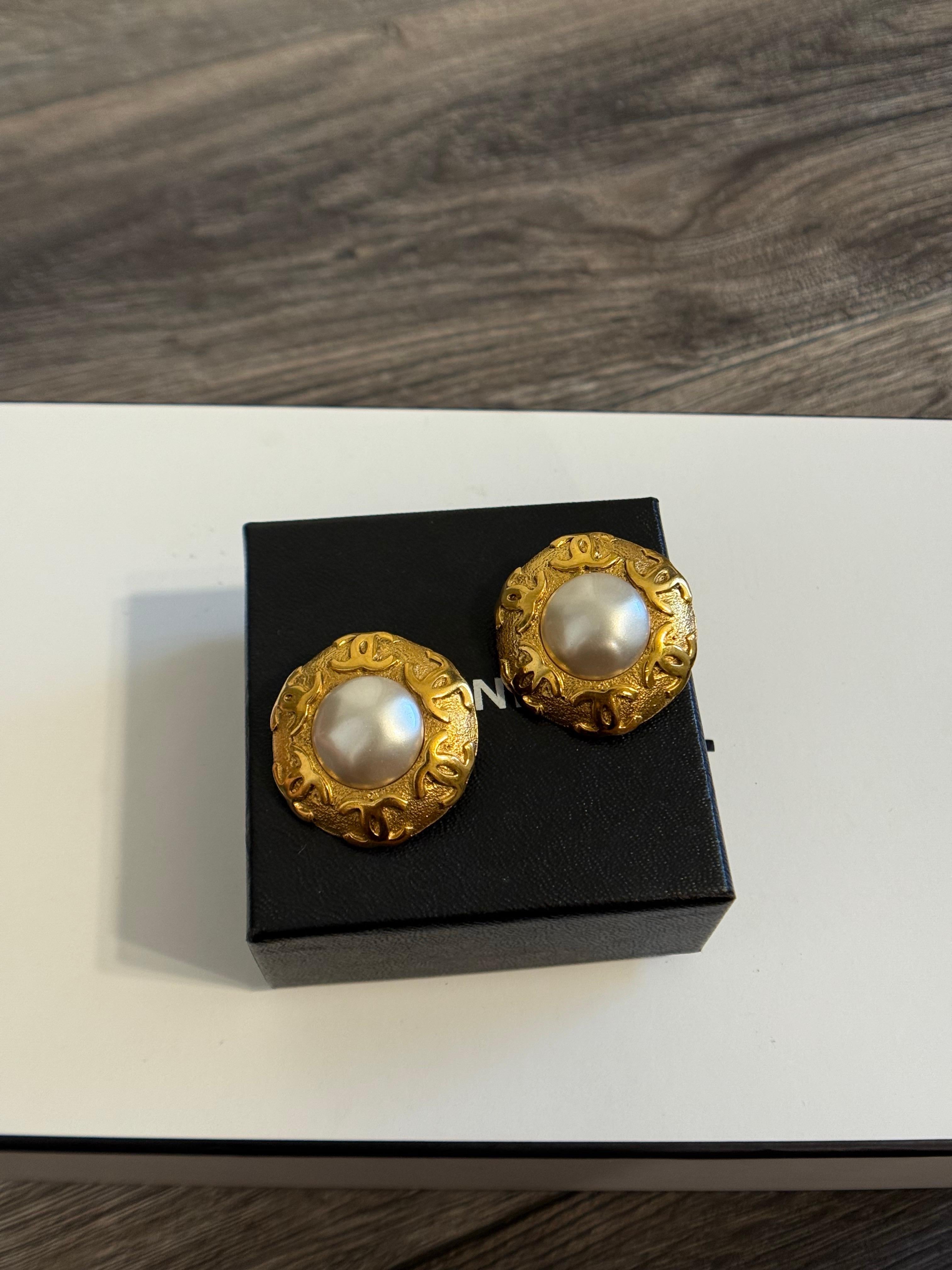 Chanel Vintage Gold and Pearl CC Logo Statement Clip On Circle Earrings For Sale 4