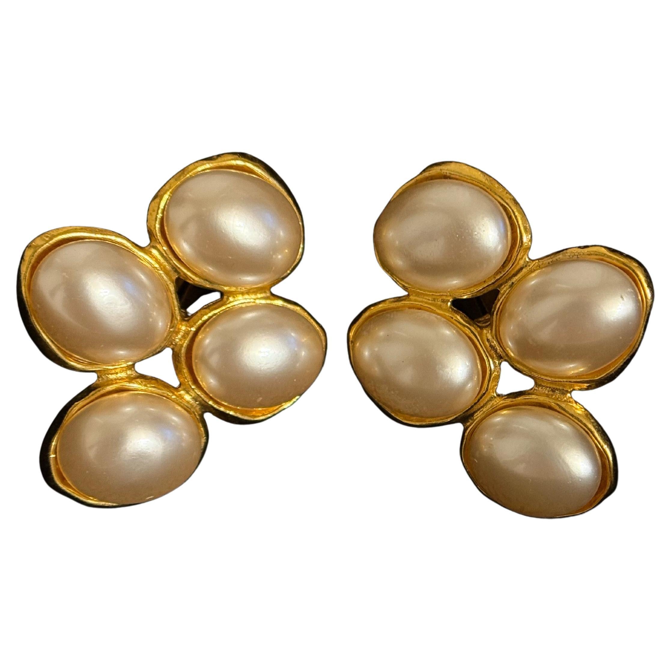 Orecchini a clip Chanel in oro e perle vintage