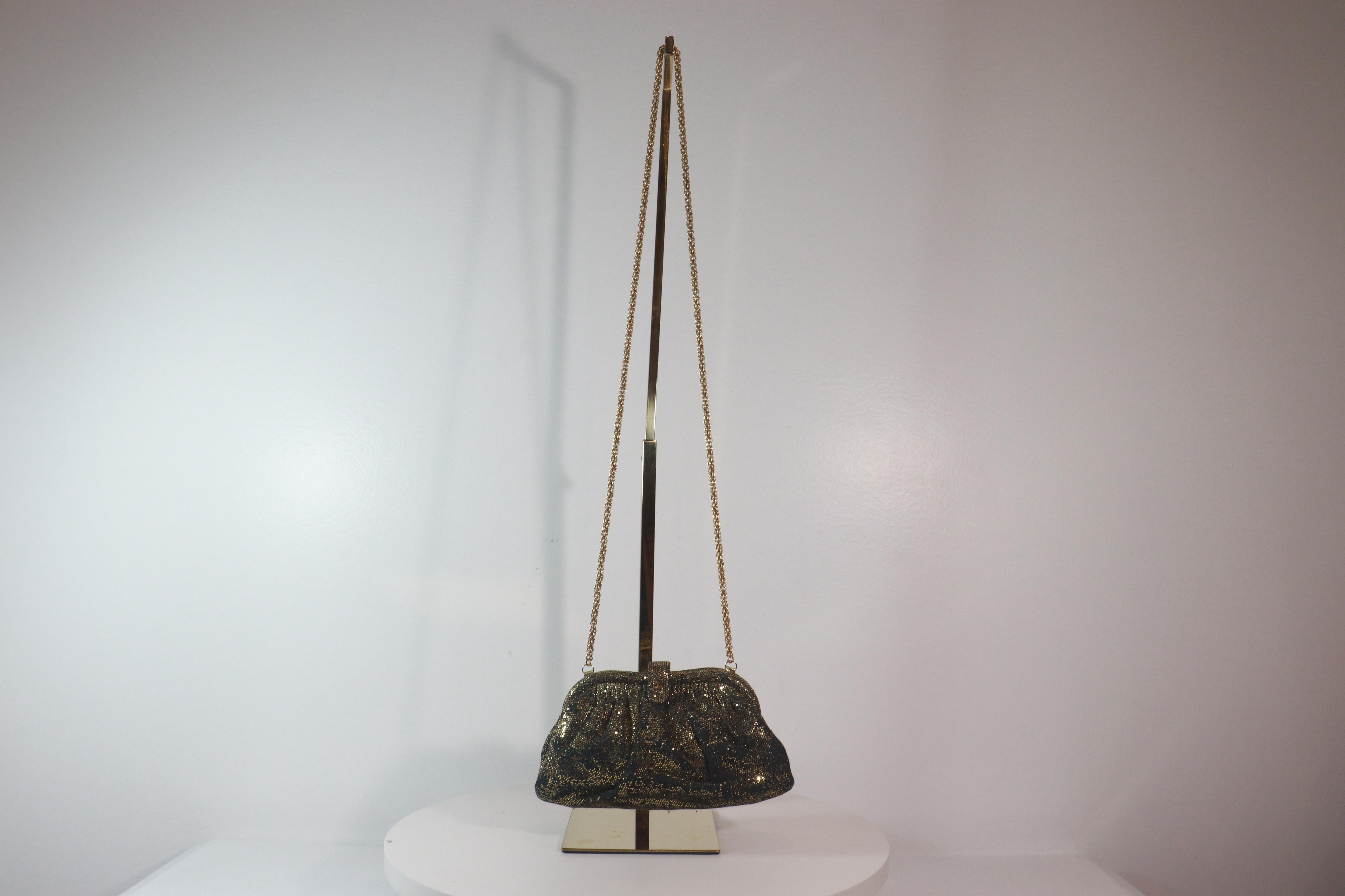 Bolso de noche vintage Chanel oro negro purpurina con correa de cadena. El único defecto significativo de este precioso bolso de noche es que la purpurina se escama al manipularlo. A lo largo de los años, se había usado muy suavemente y se había