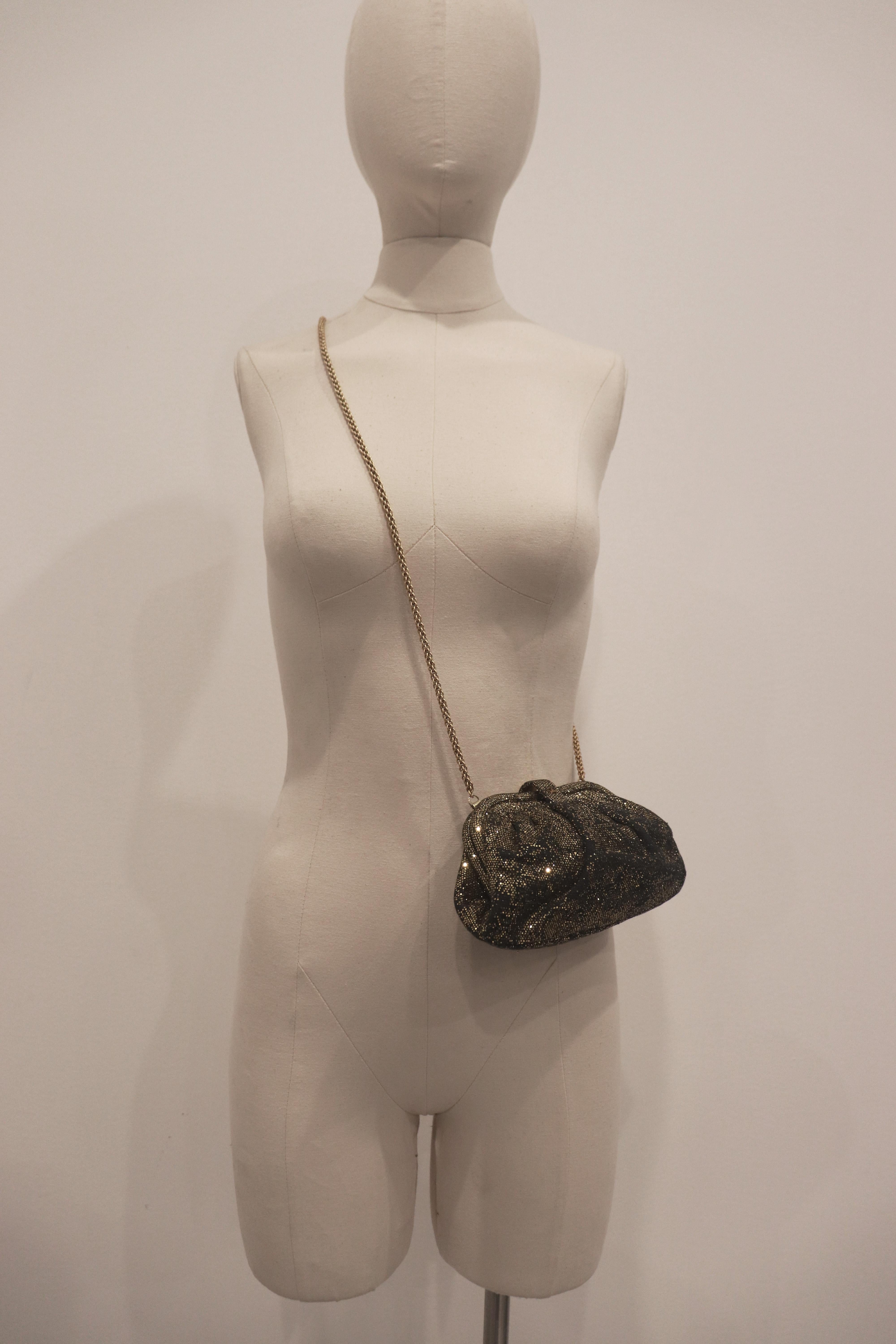 CHANEL Bolso de Noche Vintage Oro Negro Purpurina con Correa de Cadena en venta 3