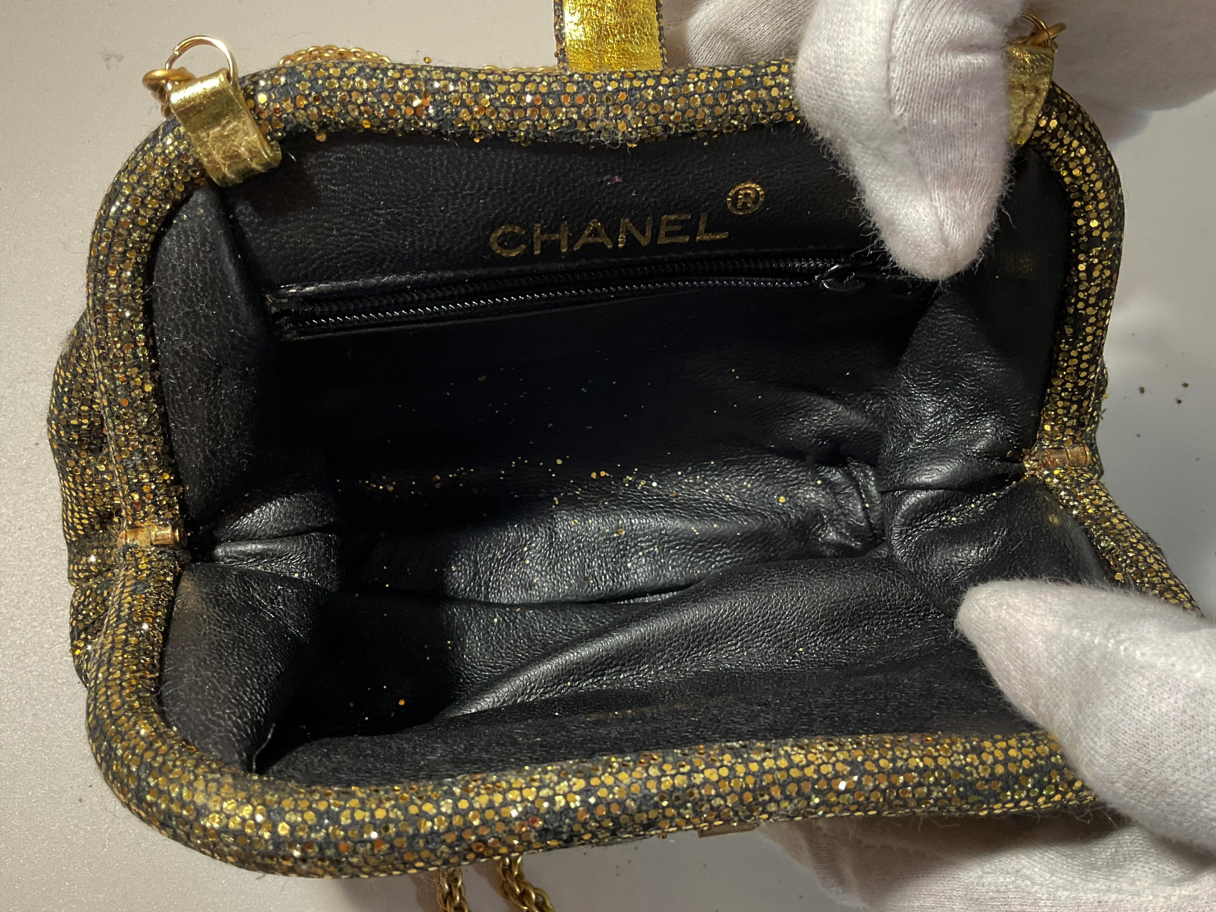 CHANEL Bolso de Noche Vintage Oro Negro Purpurina con Correa de Cadena en venta 4
