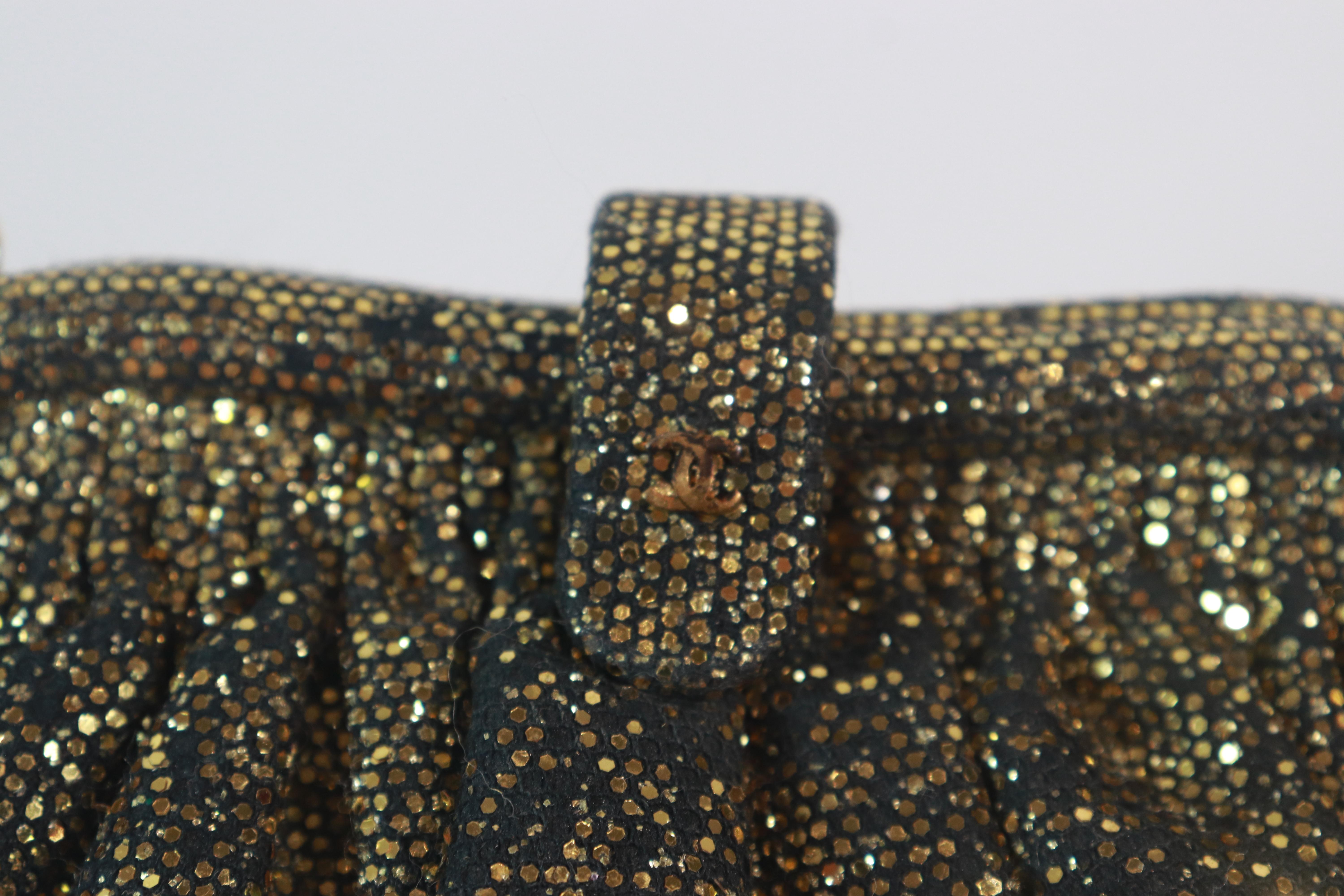 CHANEL Bolso de Noche Vintage Oro Negro Purpurina con Correa de Cadena en venta 5