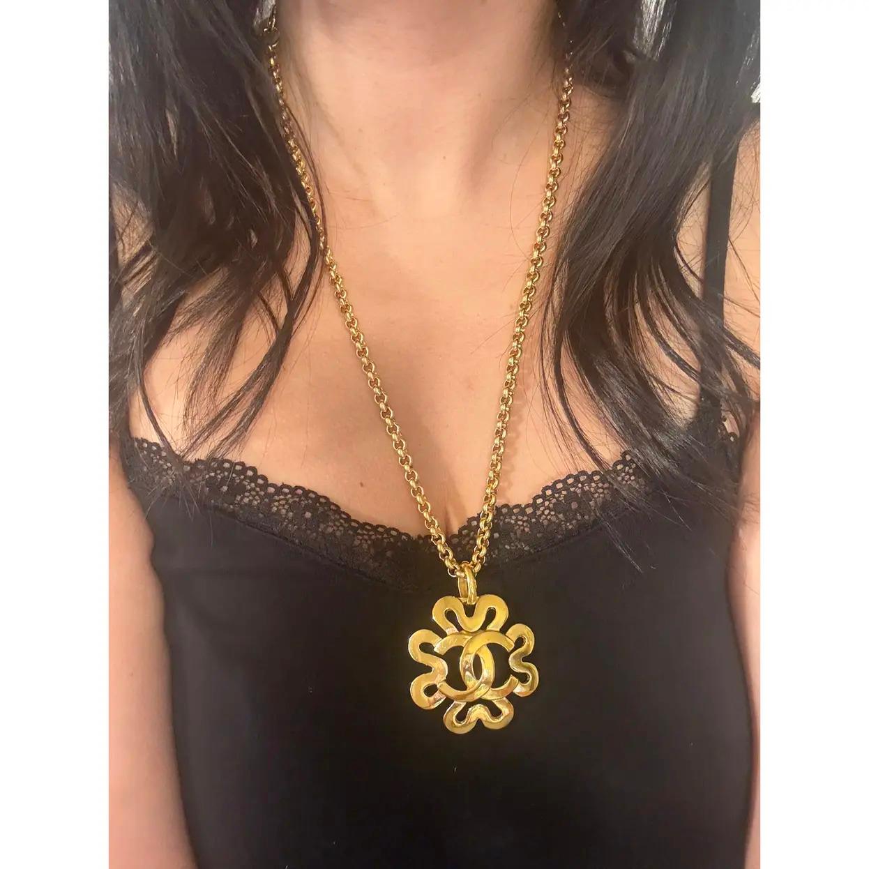 Collar colgante de trébol de oro Chanel vintage de 1995.

Detalles:
Fabricado en Francia
Chapado en oro
Ligero desgaste y arañazos en toda la superficie
Medidas aprox: 23 pulgadas de longitud de cadena
Viene con caja

INFORMACIÓN IMPORTANTE:
Este