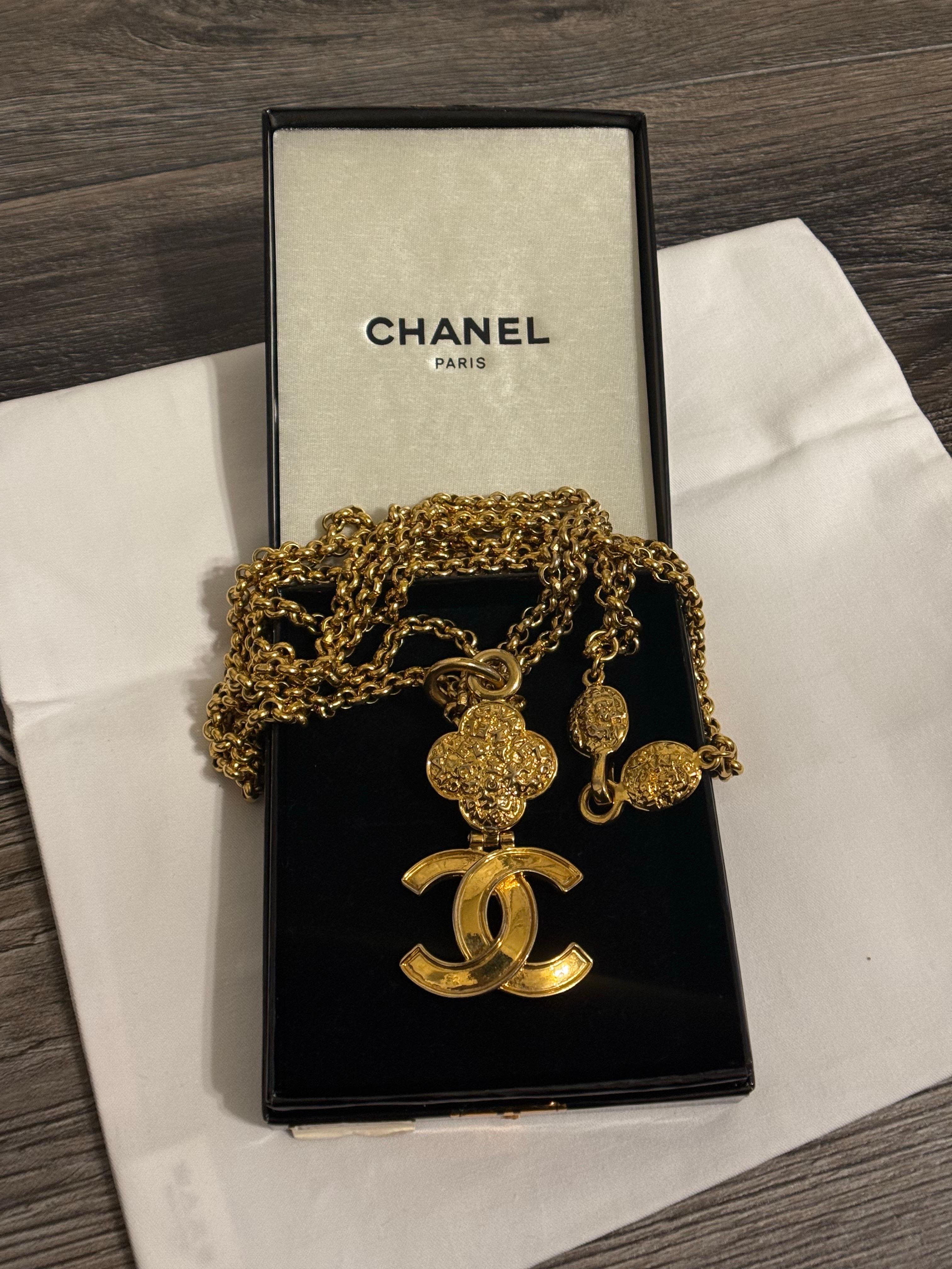 Collana con ciondolo a catena lunga CHANEL Vintage Gold CC Clover Multi Strand in vendita 7