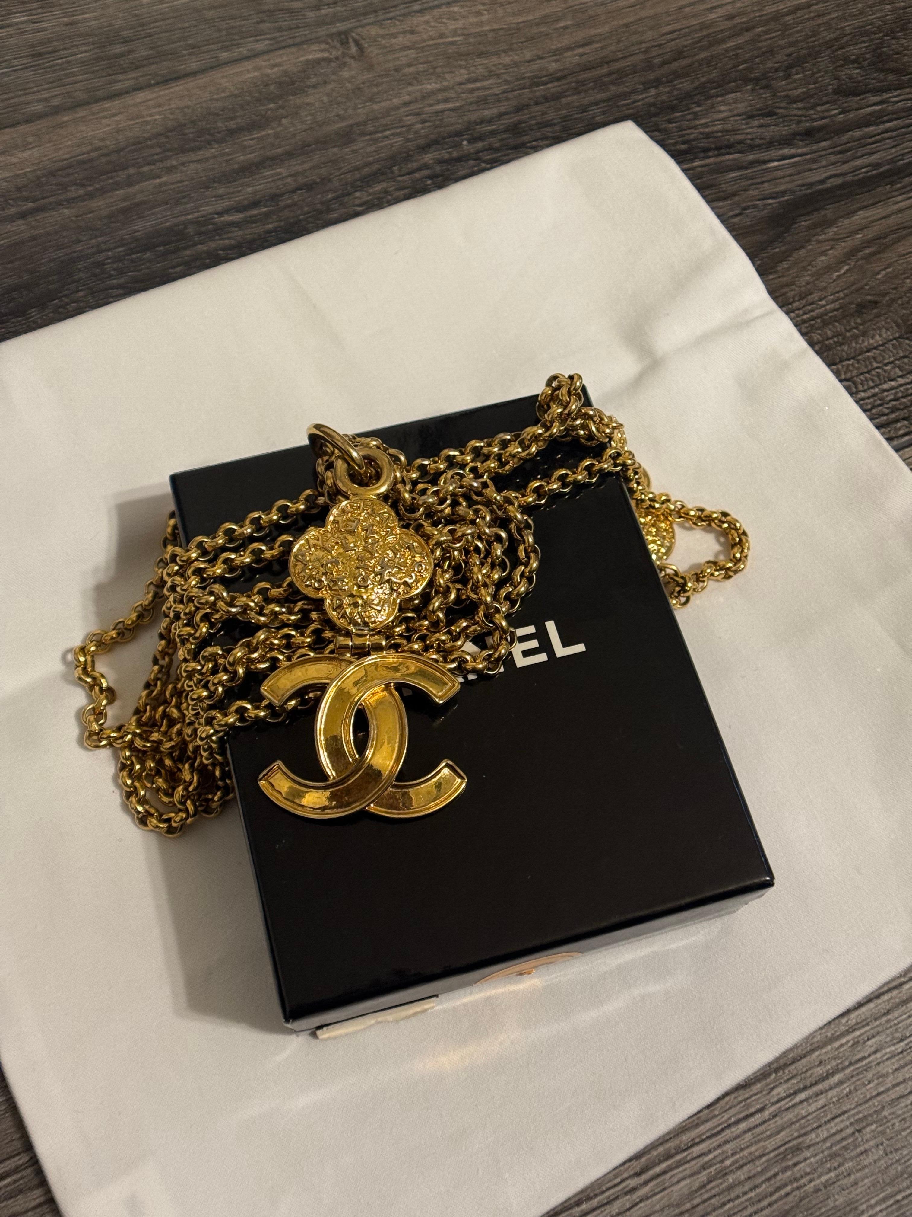 Collana con ciondolo a catena lunga CHANEL Vintage Gold CC Clover Multi Strand in vendita 8