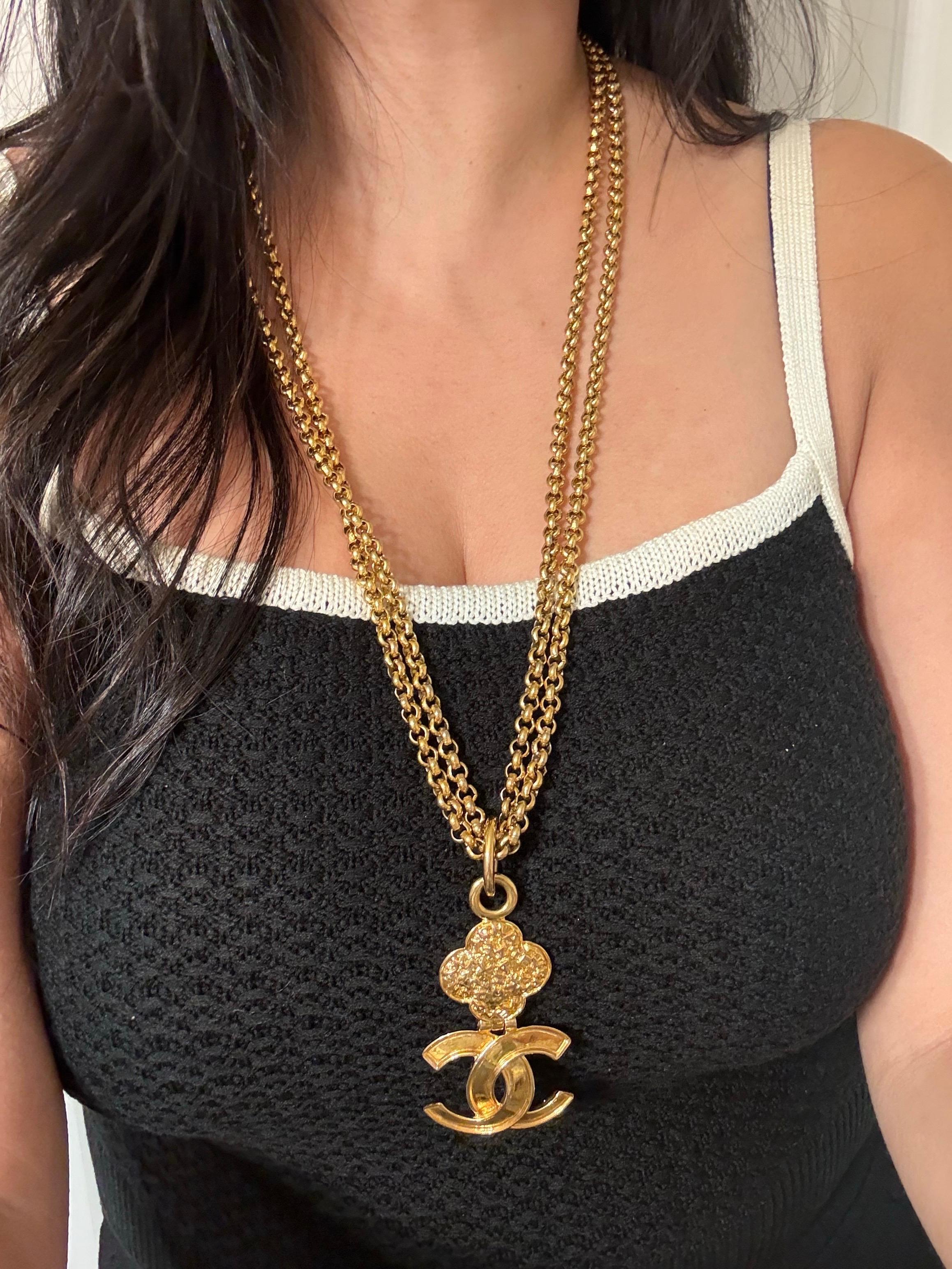 Collana con ciondolo a catena lunga CHANEL Vintage Gold CC Clover Multi Strand in vendita 9
