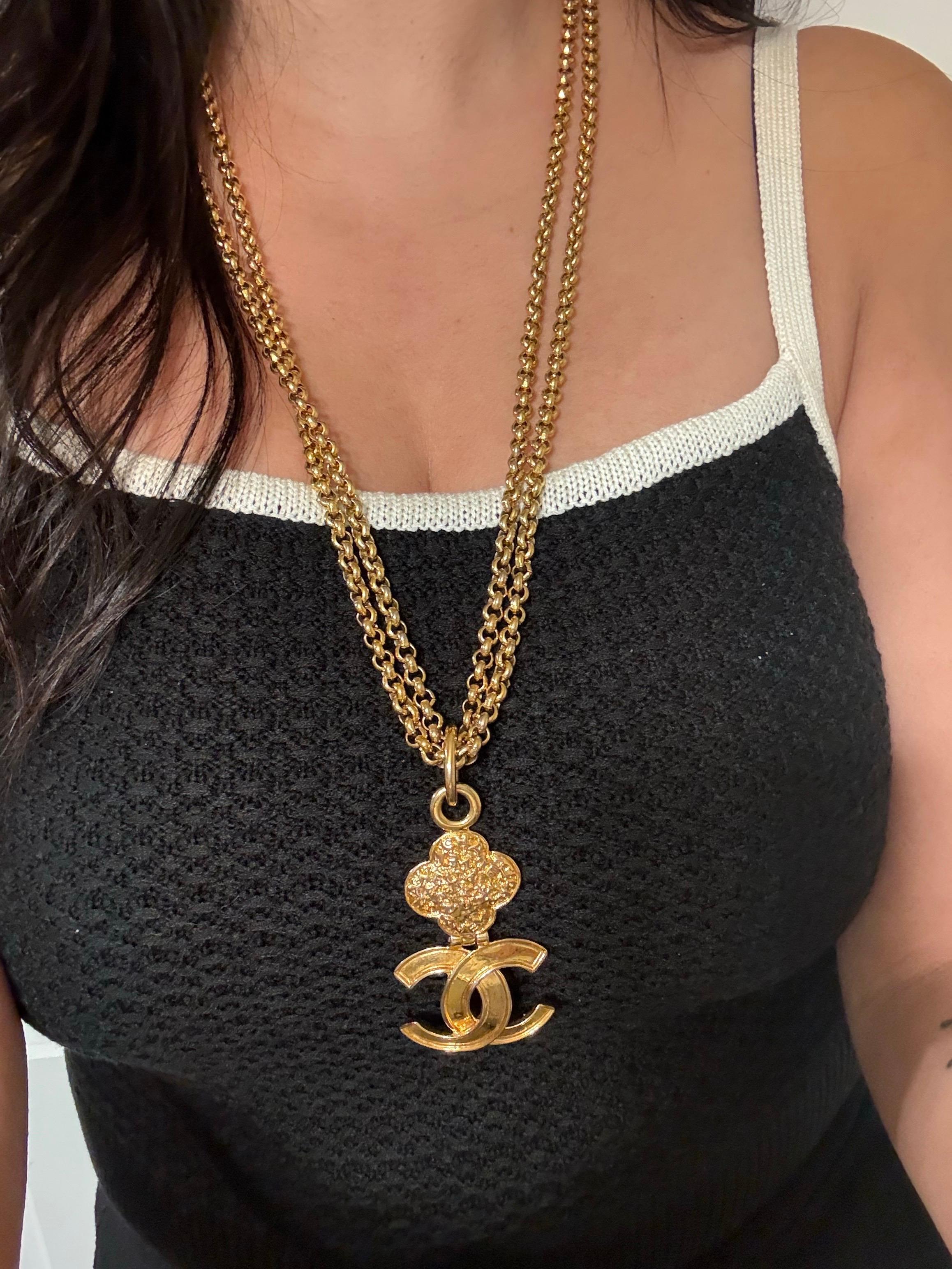 Collana con ciondolo a catena lunga CHANEL Vintage Gold CC Clover Multi Strand in vendita 10