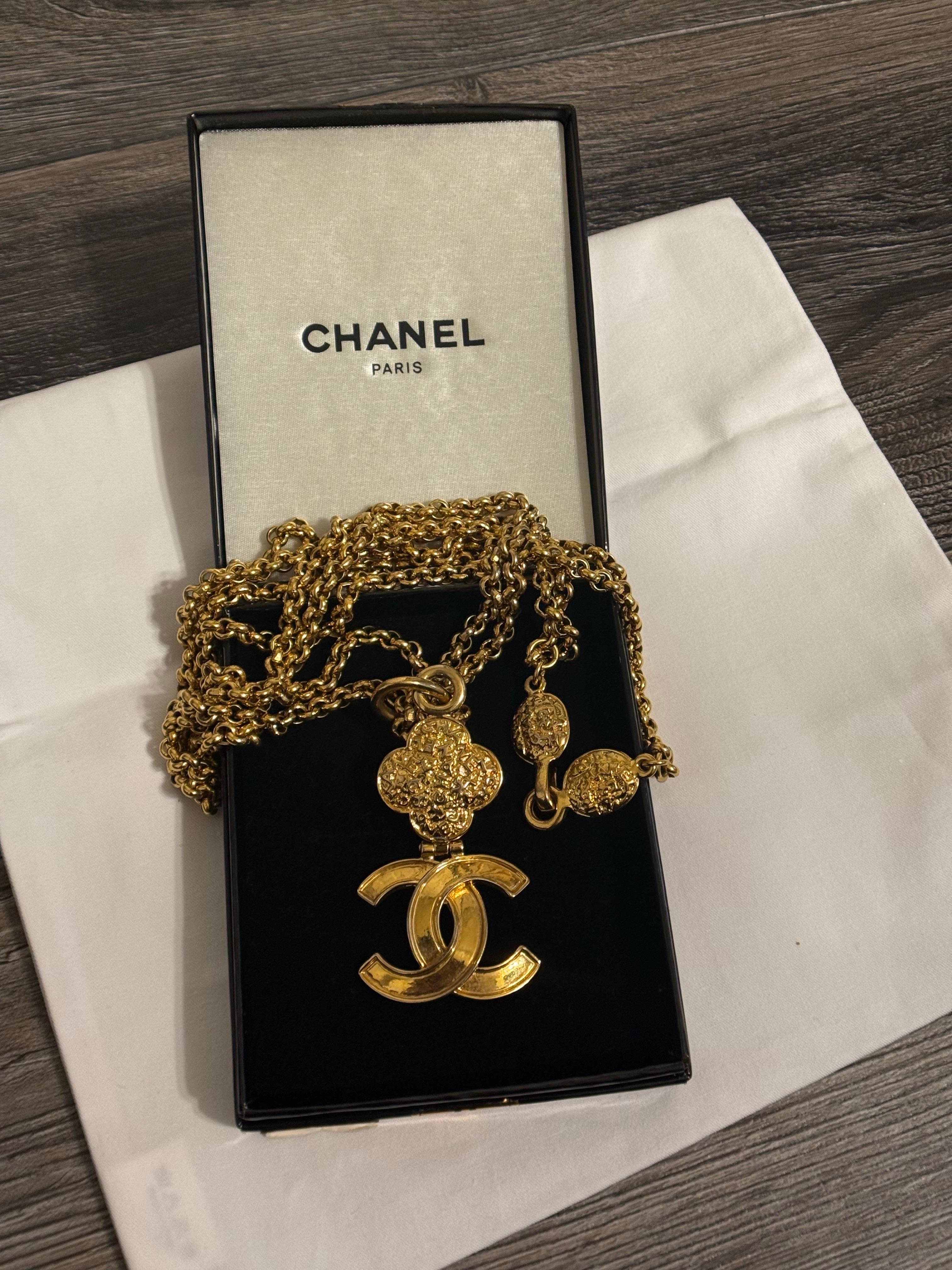 DETTAGLI:
Marchio di garanzia: CHANEL
Prodotto in Francia
Collezione'S del 1995
Placcato oro
La collana è in buone condizioni e presenta un'usura minima.
Misure approssimative: lunghezza della catena 31