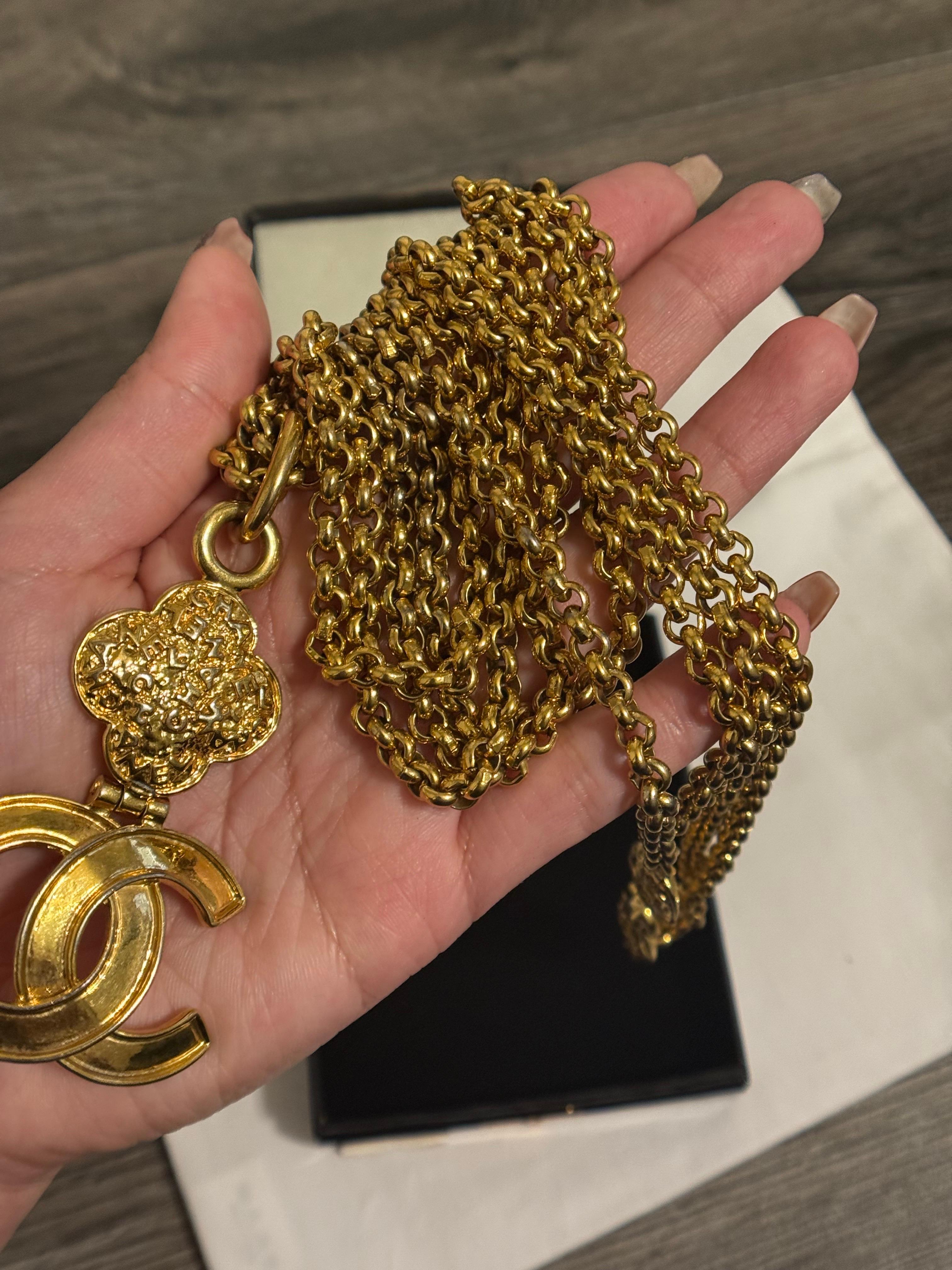 da uomo o donna Collana con ciondolo a catena lunga CHANEL Vintage Gold CC Clover Multi Strand in vendita