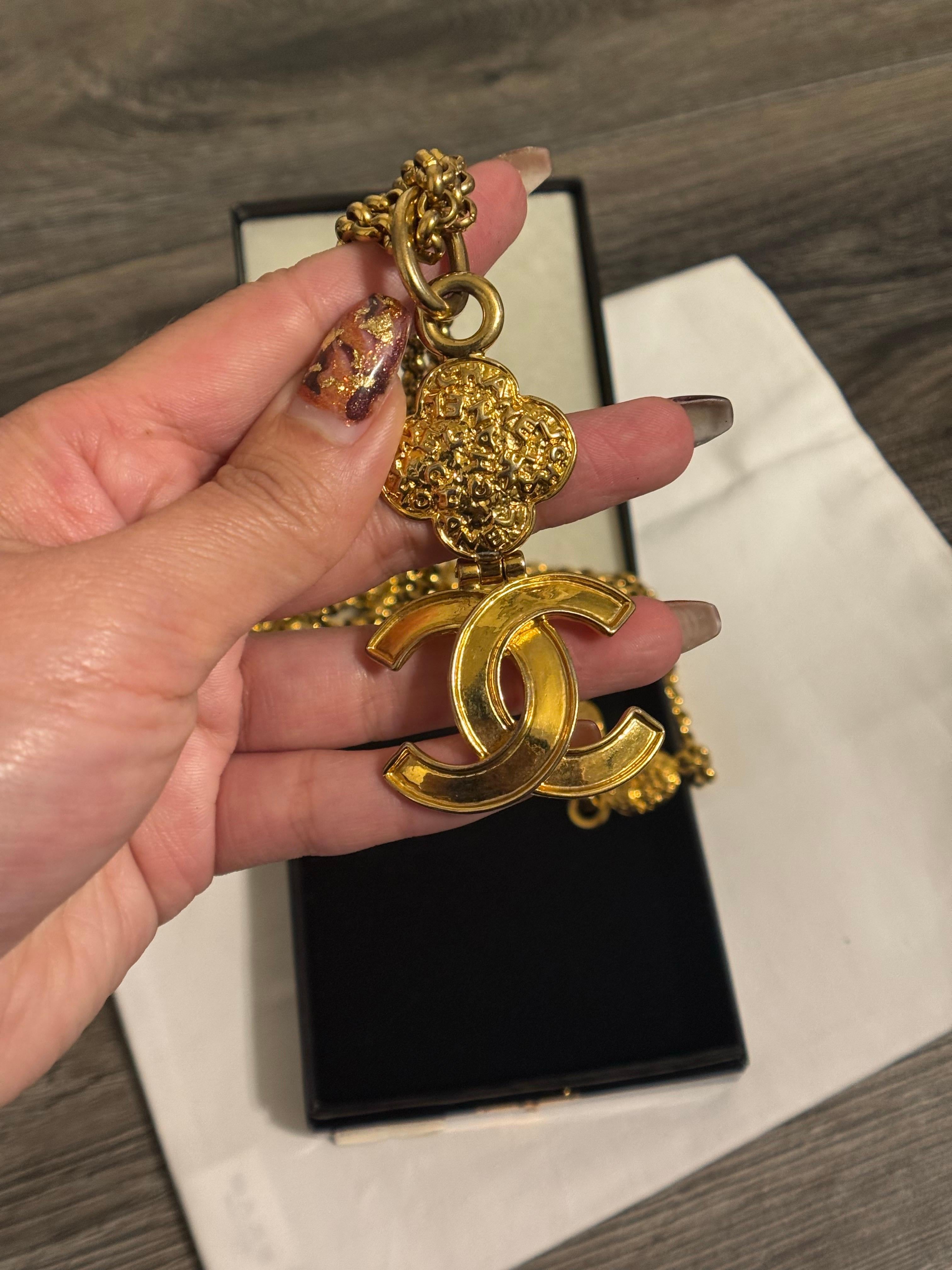 Collana con ciondolo a catena lunga CHANEL Vintage Gold CC Clover Multi Strand in vendita 1