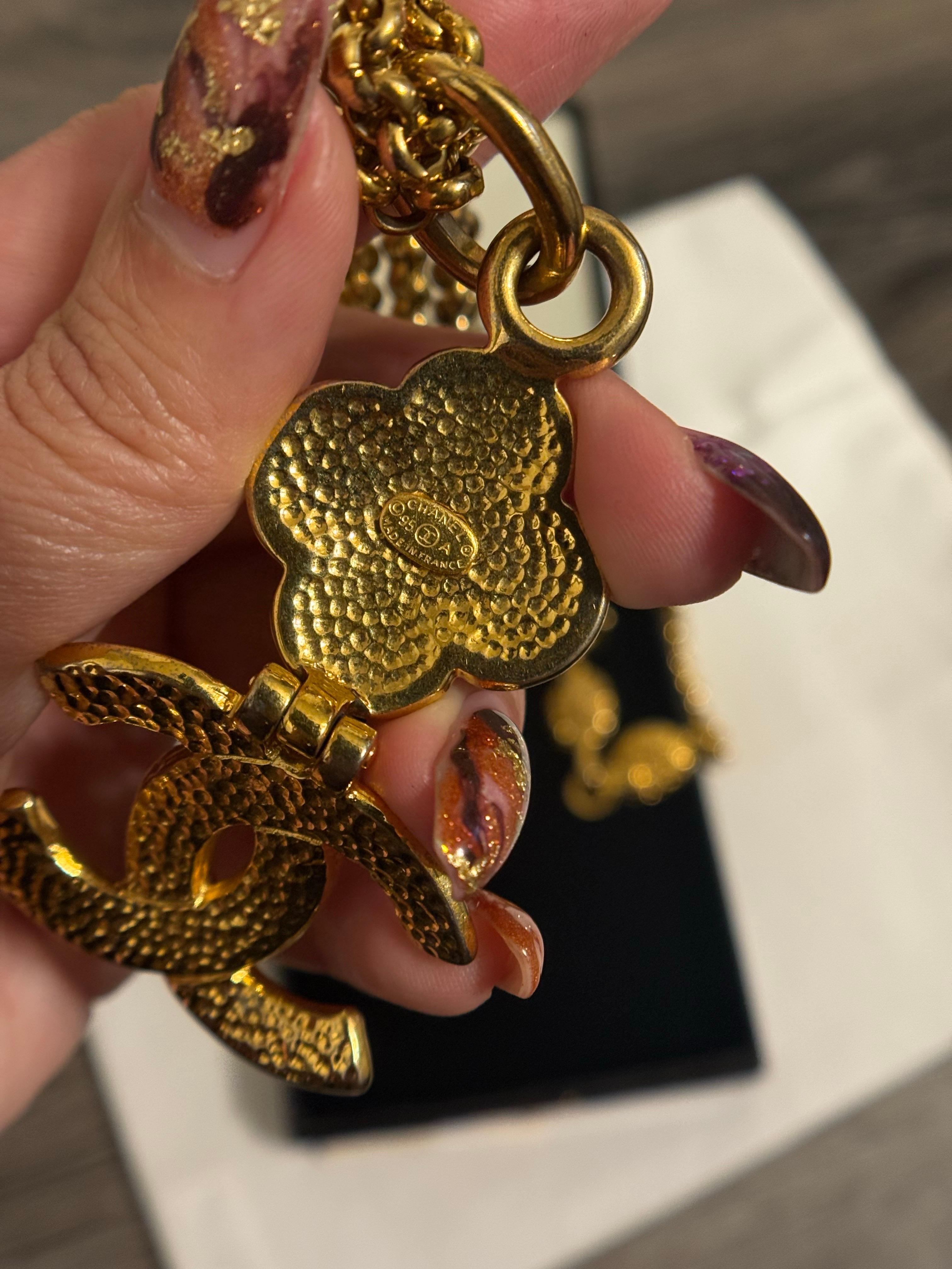Collana con ciondolo a catena lunga CHANEL Vintage Gold CC Clover Multi Strand in vendita 2