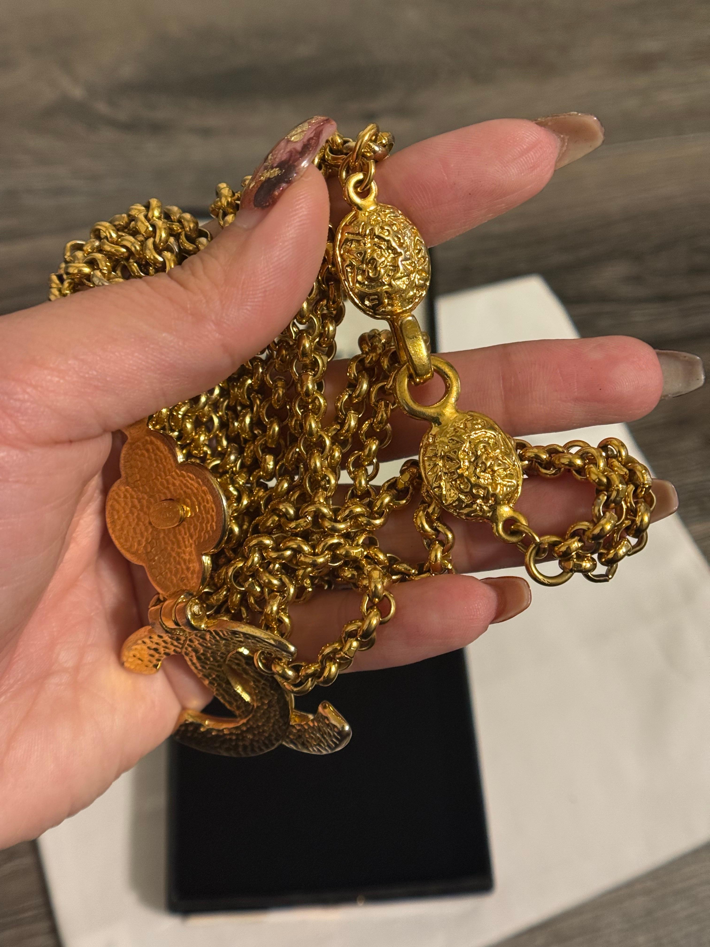 Collana con ciondolo a catena lunga CHANEL Vintage Gold CC Clover Multi Strand in vendita 3