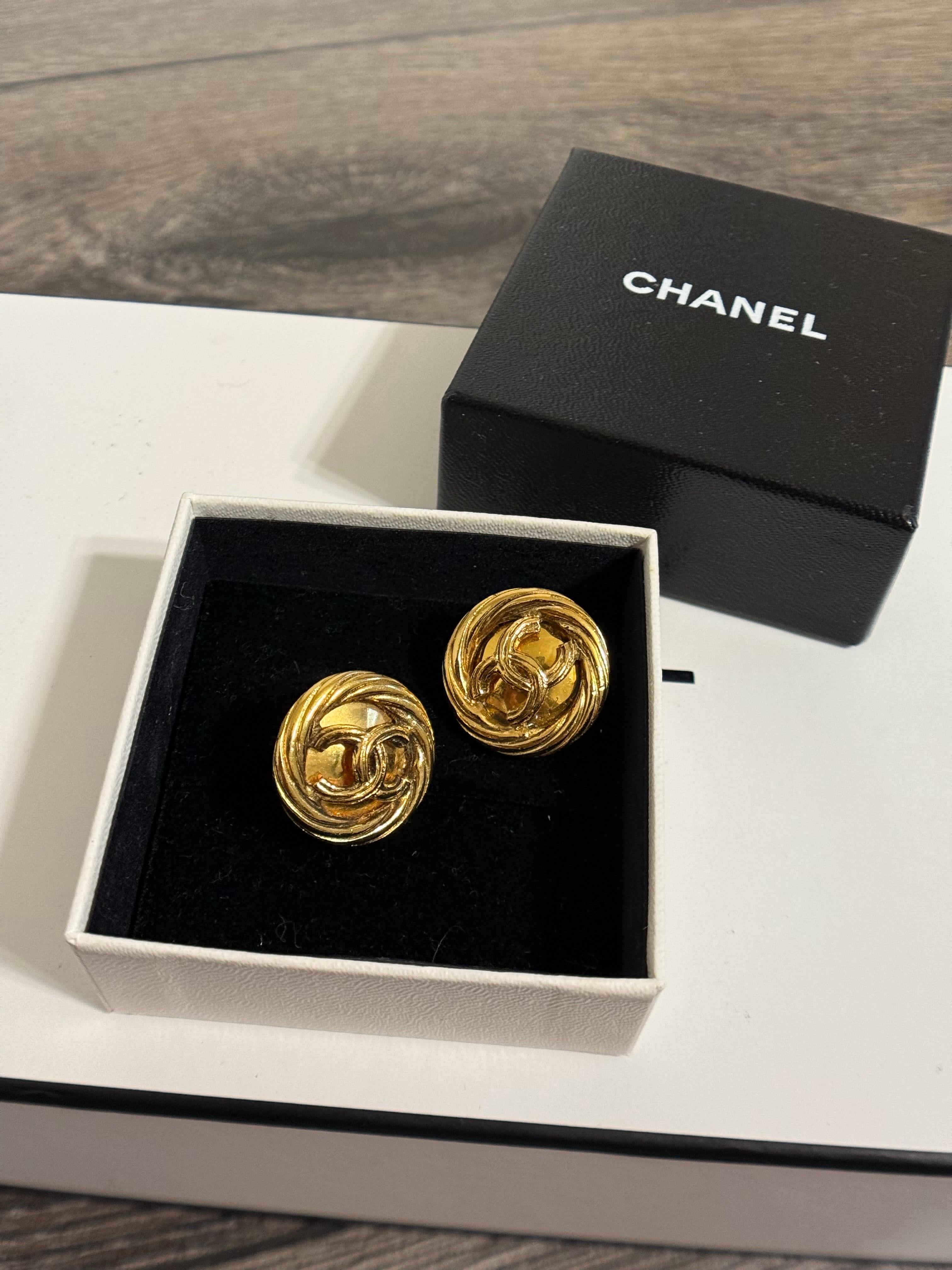 DETAILS:
Markenzeichen: CHANEL 
Hergestellt in Frankreich
95 P Collection'S
Vergoldet
Die Ohrringe sind in gutem Zustand mit minimaler Abnutzung
Kommt mit Box

WICHTIGE INFORMATIONEN:
Dieser Artikel ist ein gebrauchtes Vintage-Stück und kann