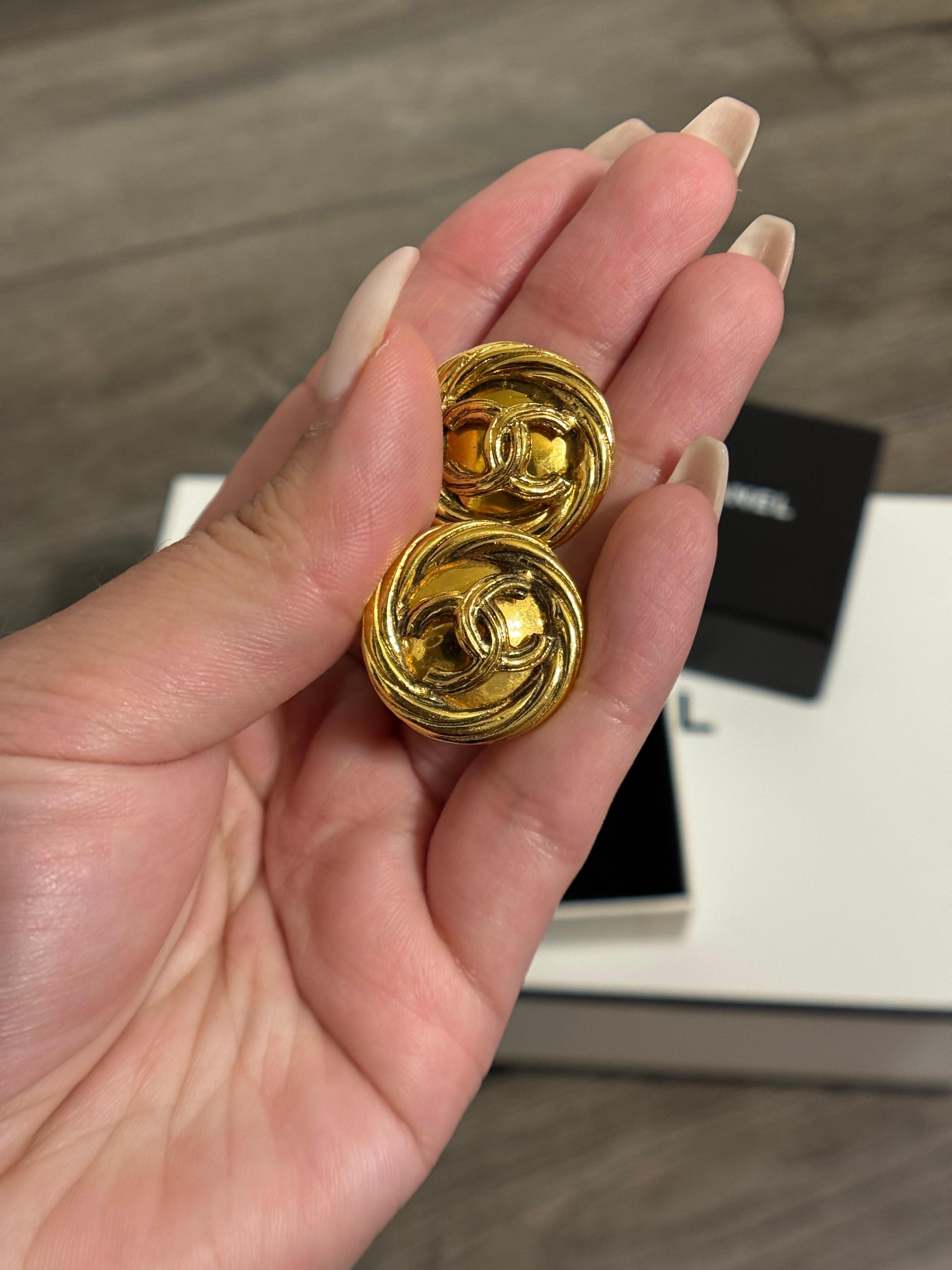 CHANEL Vintage Gold CC Münze Clip auf Aussage Ohrringe im Zustand „Gut“ im Angebot in Bellevue, WA