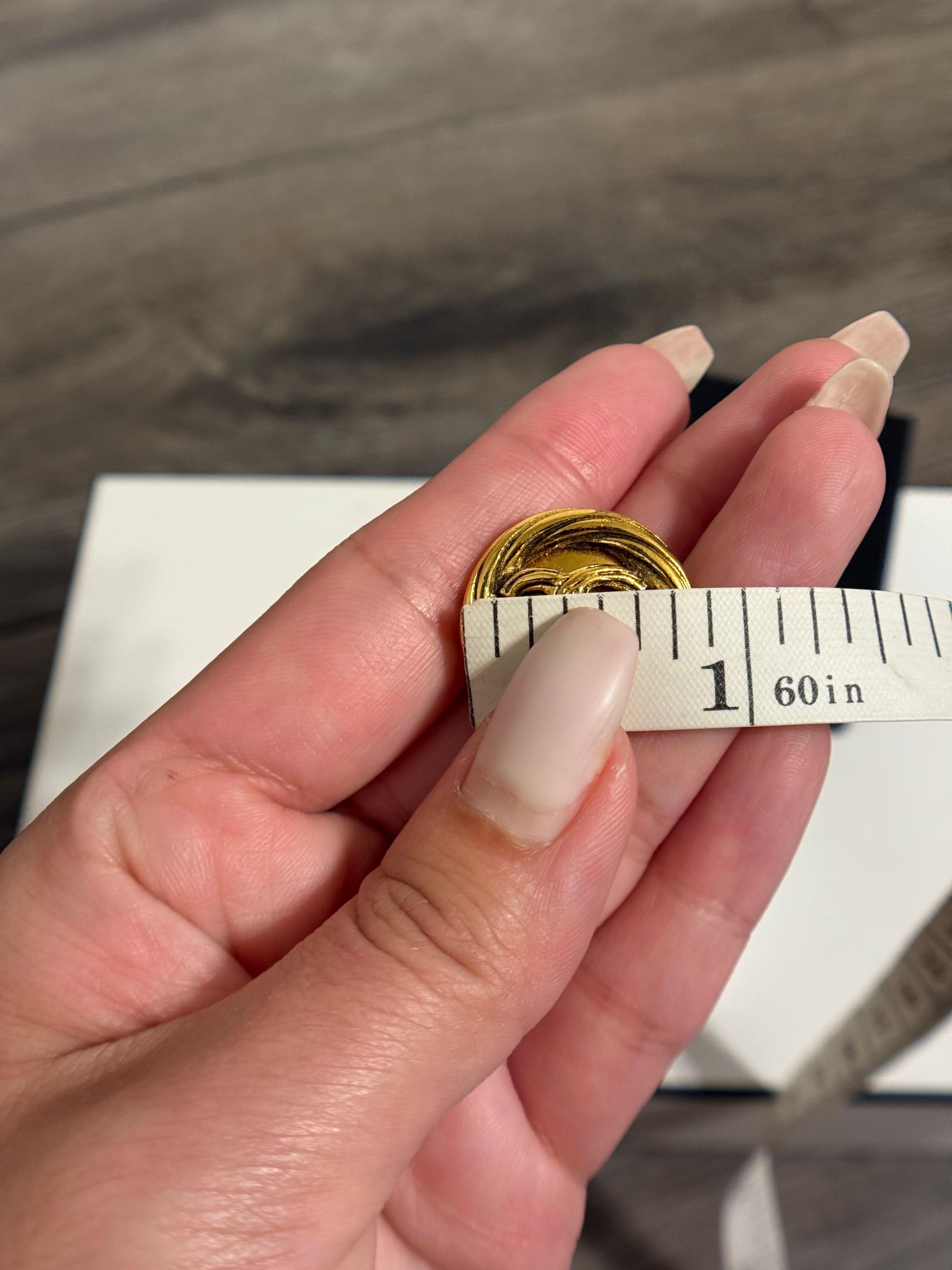 CHANEL Vintage Gold CC Münze Clip auf Aussage Ohrringe für Damen oder Herren im Angebot