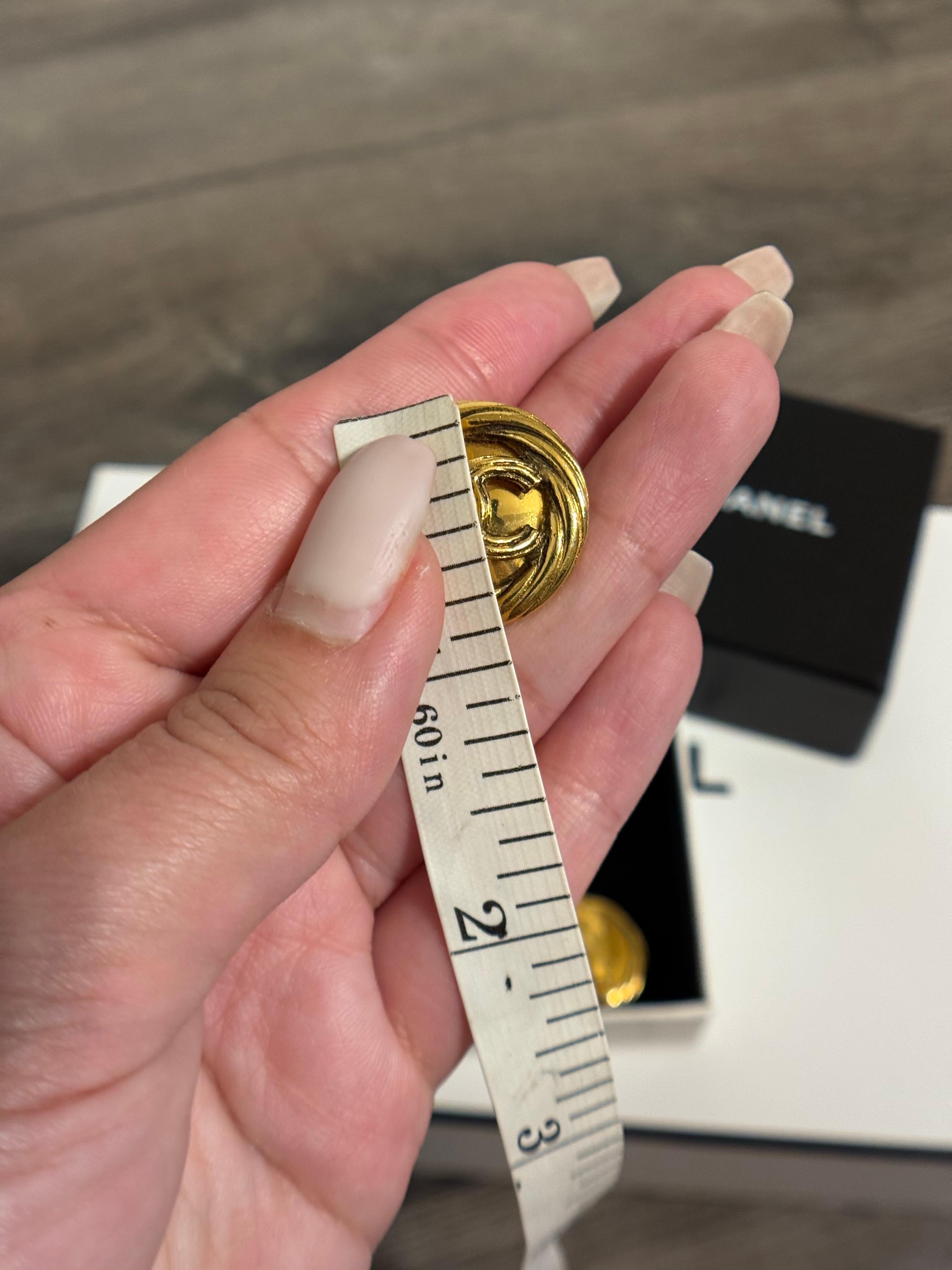 CHANEL Vintage Gold CC Münze Clip auf Aussage Ohrringe im Angebot 1