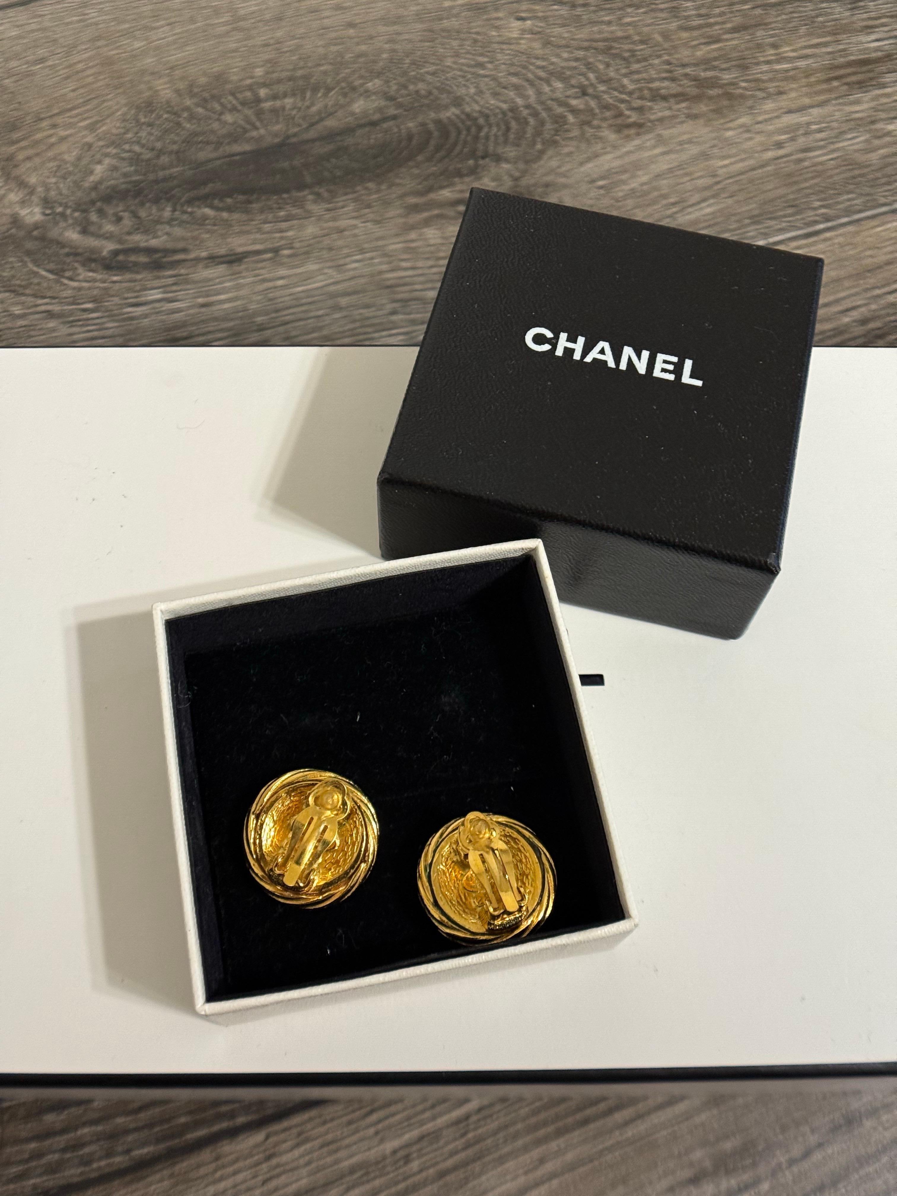 CHANEL Vintage Gold CC Münze Clip auf Aussage Ohrringe im Angebot 2