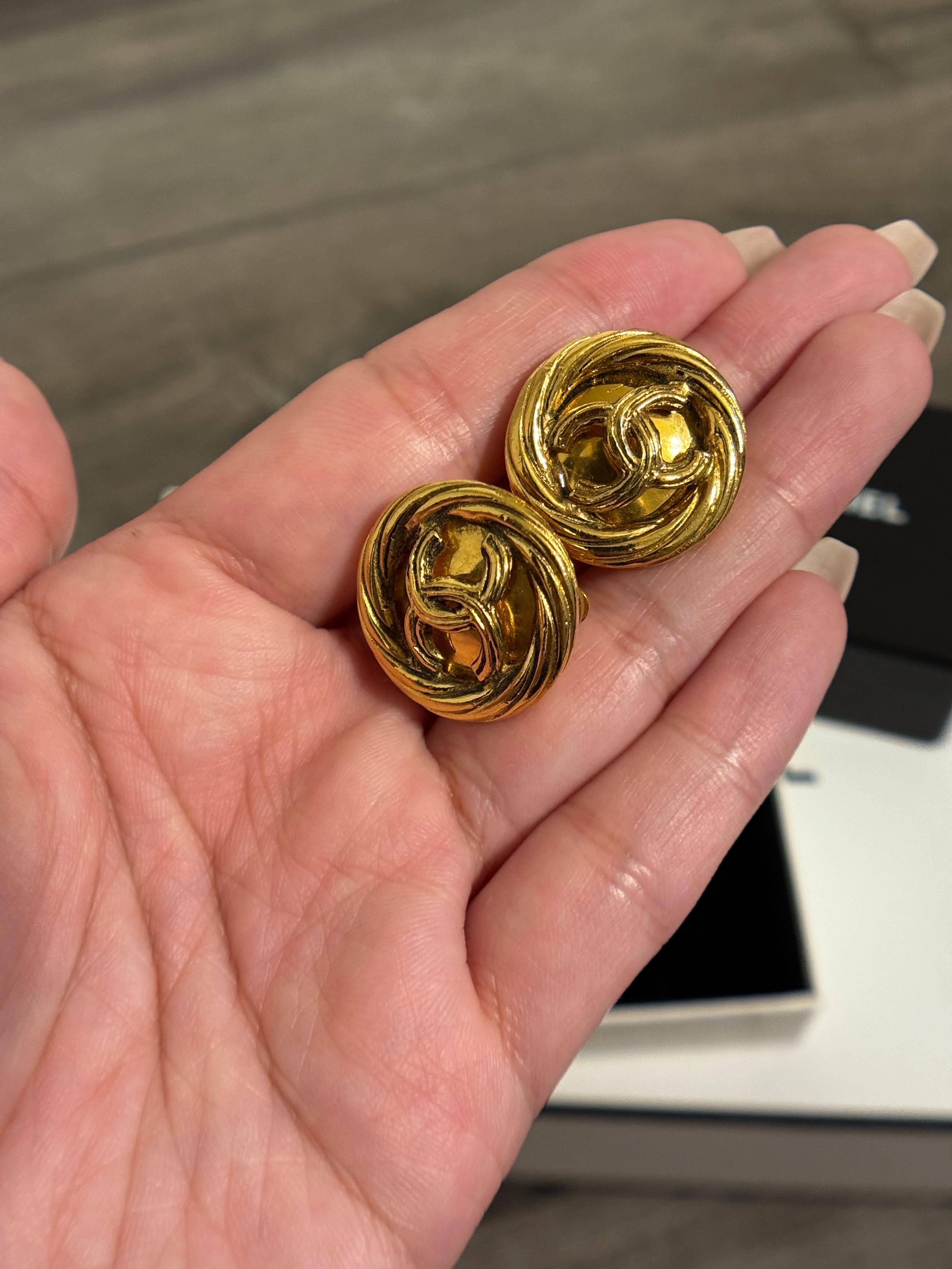 CHANEL Vintage Gold CC Münze Clip auf Aussage Ohrringe im Angebot 3