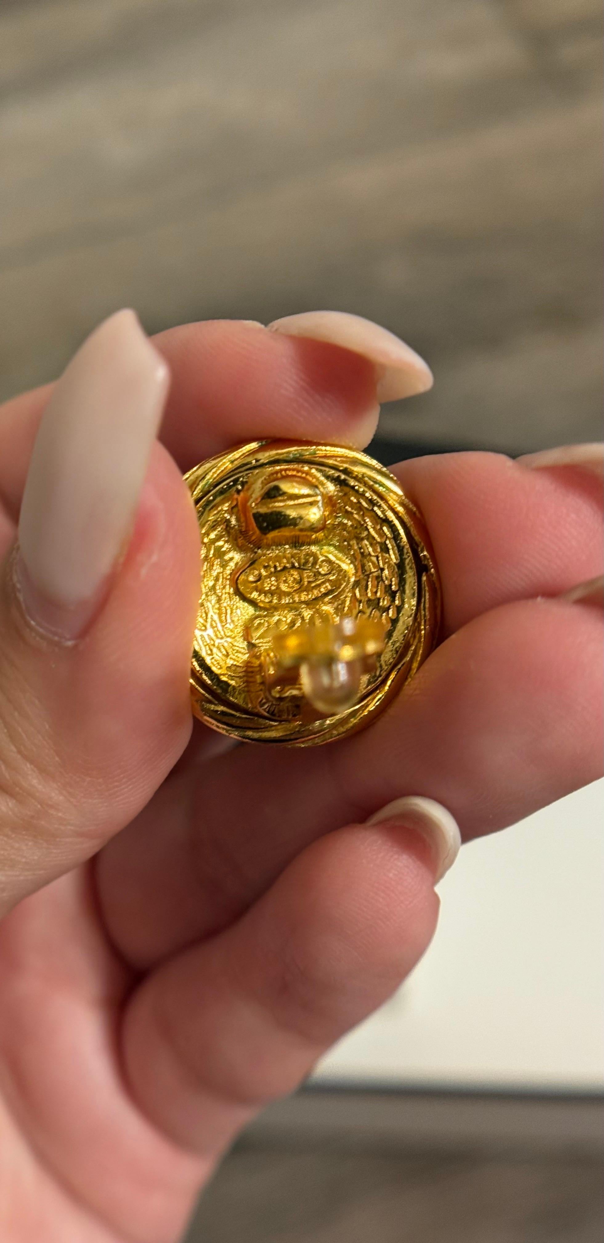 CHANEL Vintage Gold CC Münze Clip auf Aussage Ohrringe im Angebot 4