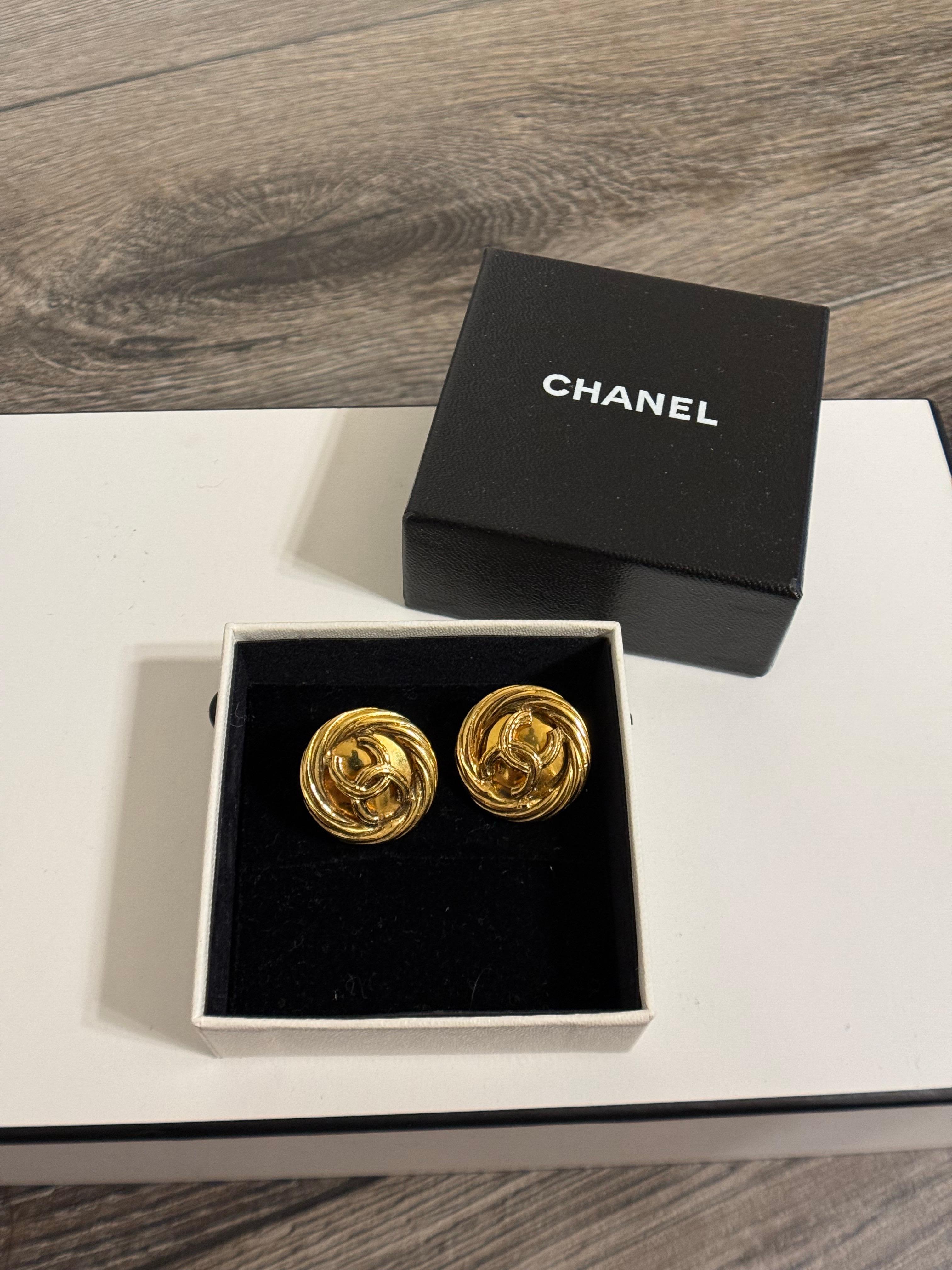 CHANEL Vintage Gold CC Münze Clip auf Aussage Ohrringe im Angebot 5