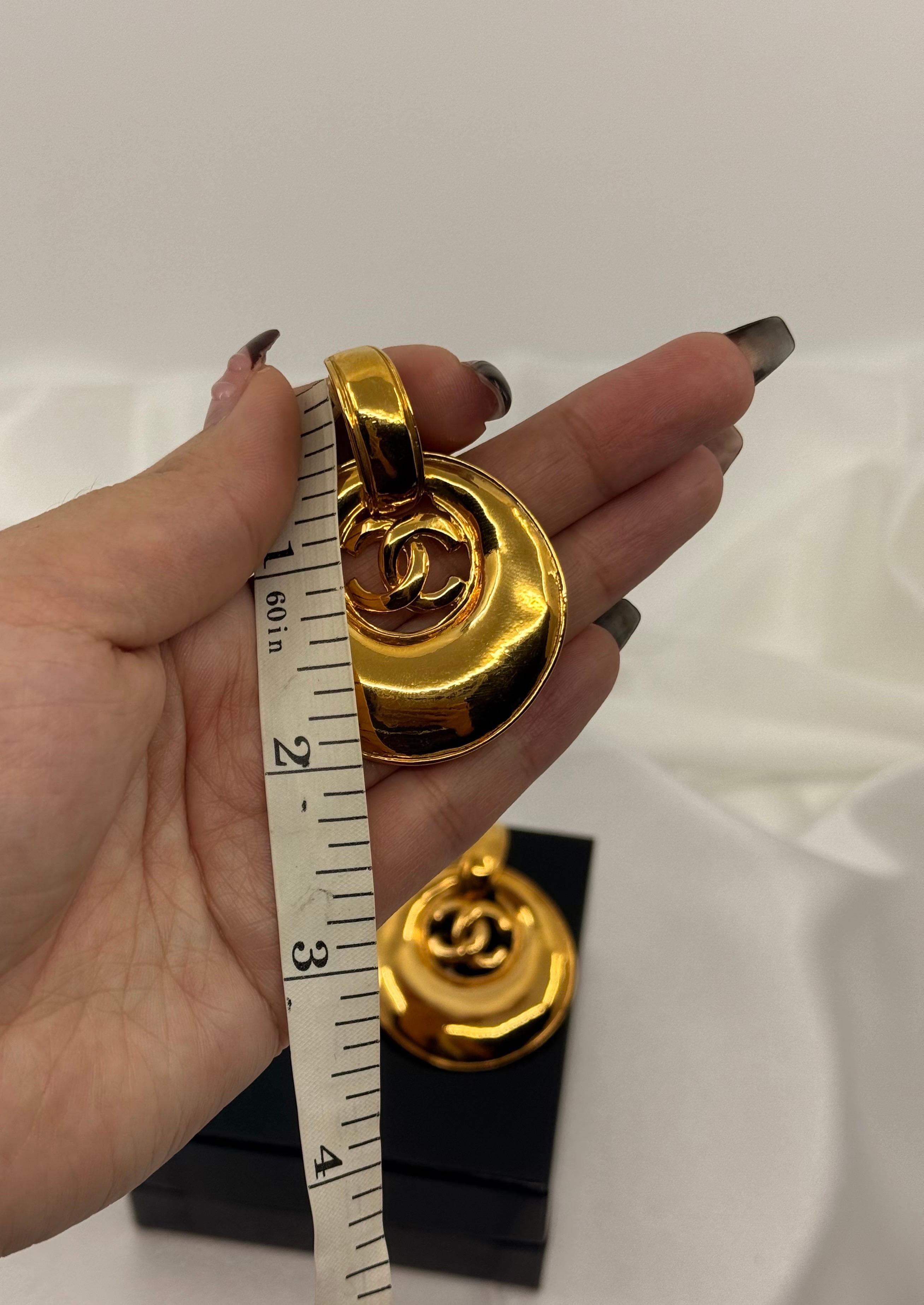 Chanel Vintage Gold CC Crescent Hoop Dangle Clip On Ohrringe im Angebot 7