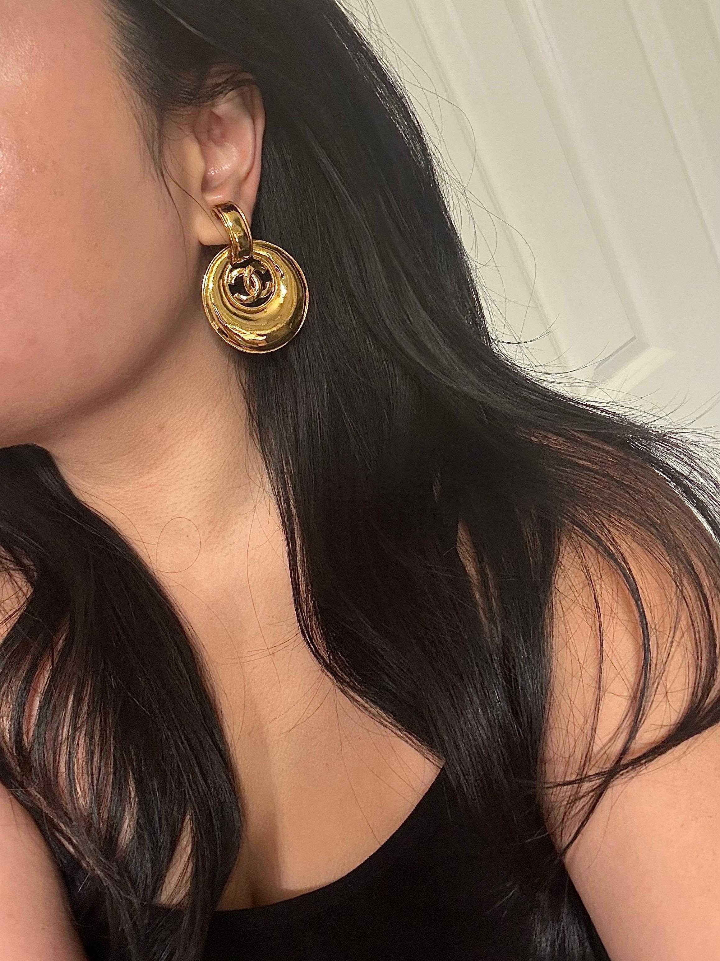 Chanel Vintage Gold CC Crescent Hoop Dangle Clip On Ohrringe im Angebot 8