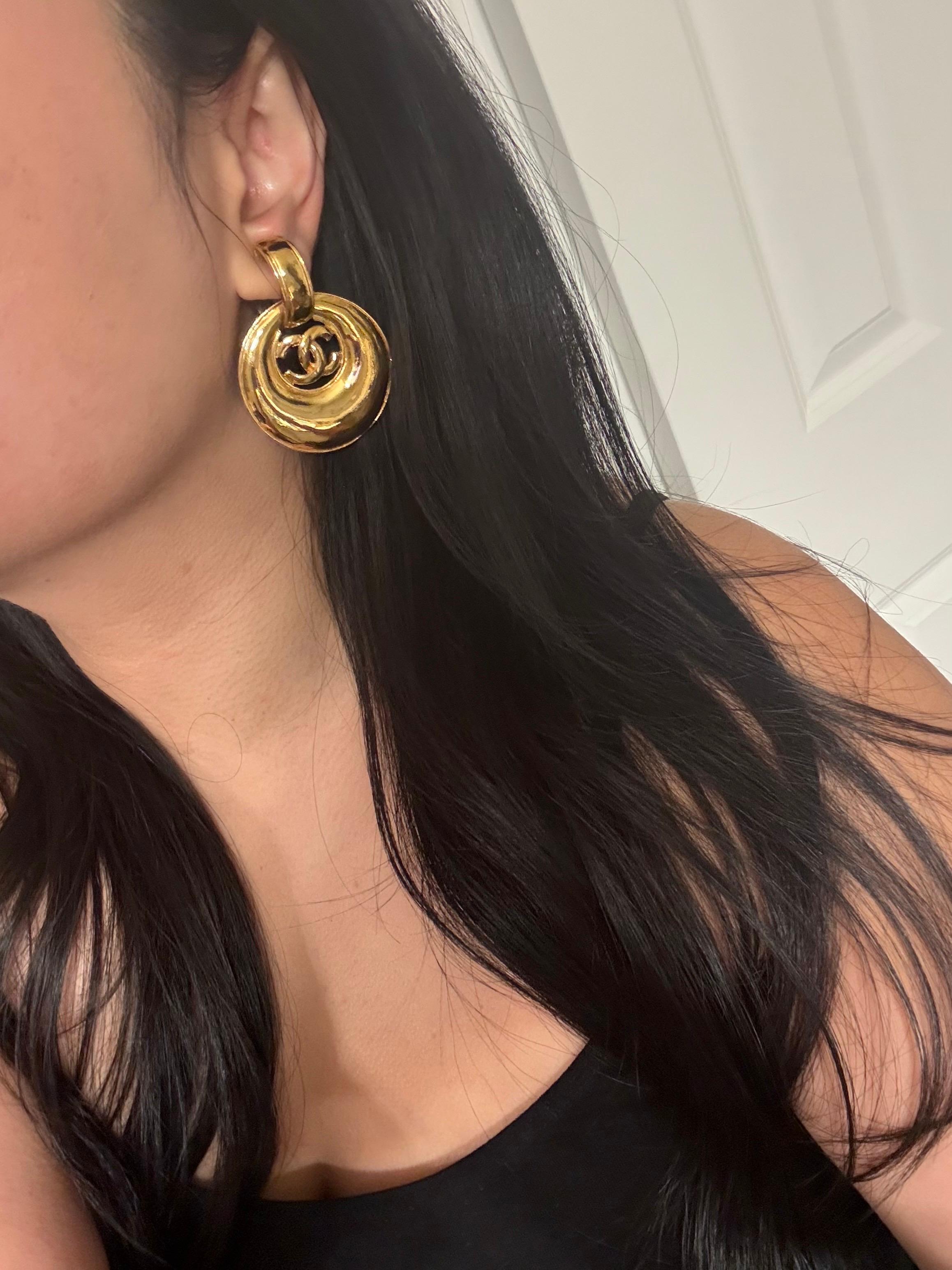 Chanel Vintage Gold CC Crescent Hoop Dangle Clip On Ohrringe im Angebot 9