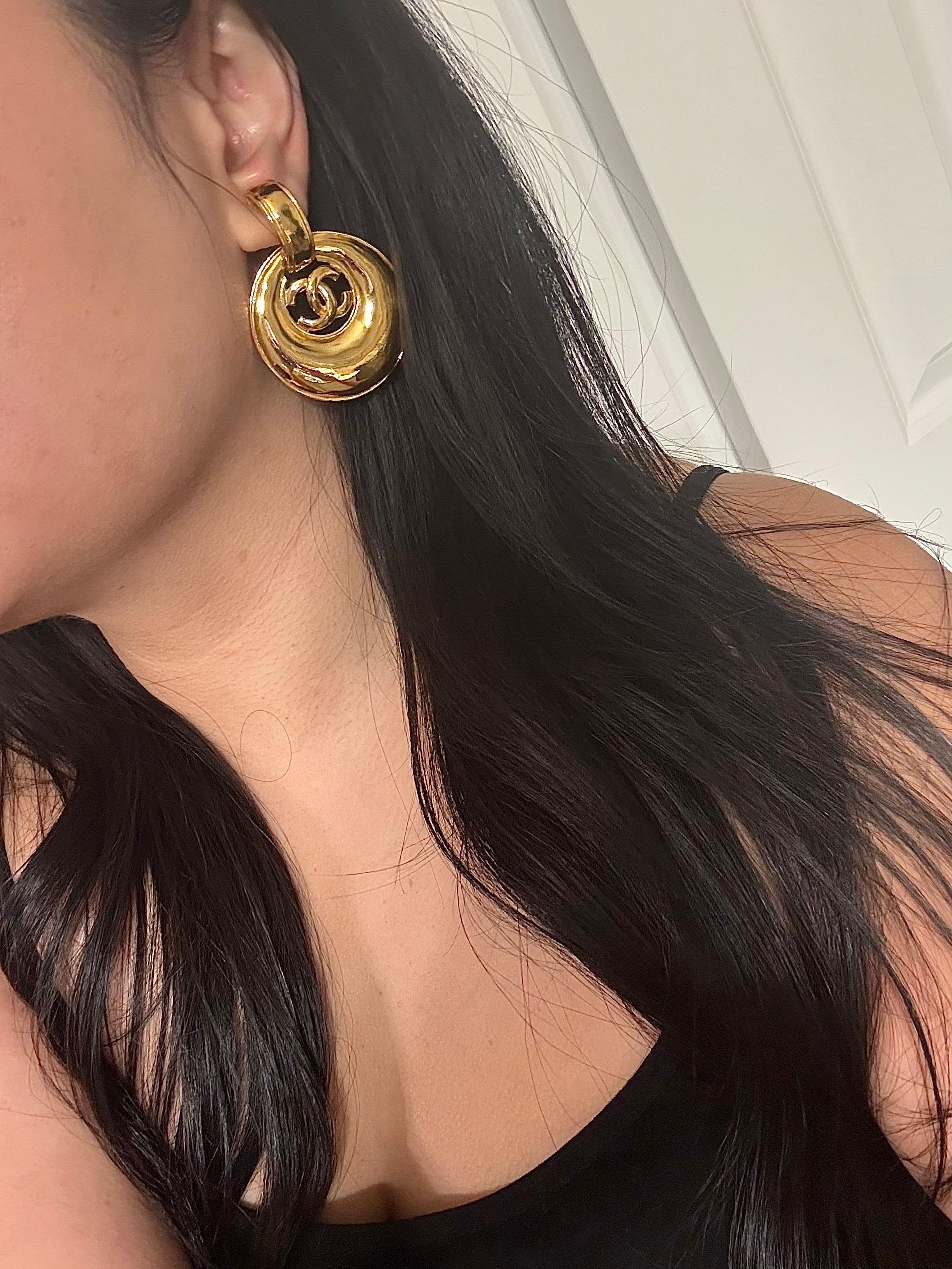 Chanel Vintage Gold CC Crescent Hoop Dangle Clip On Ohrringe im Zustand „Gut“ im Angebot in Bellevue, WA